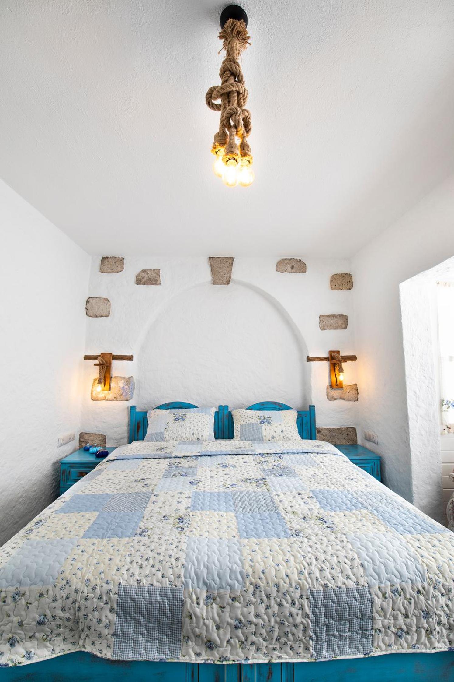 Deluxe Double Room (2 Adults + 1 Child) - Photo 11