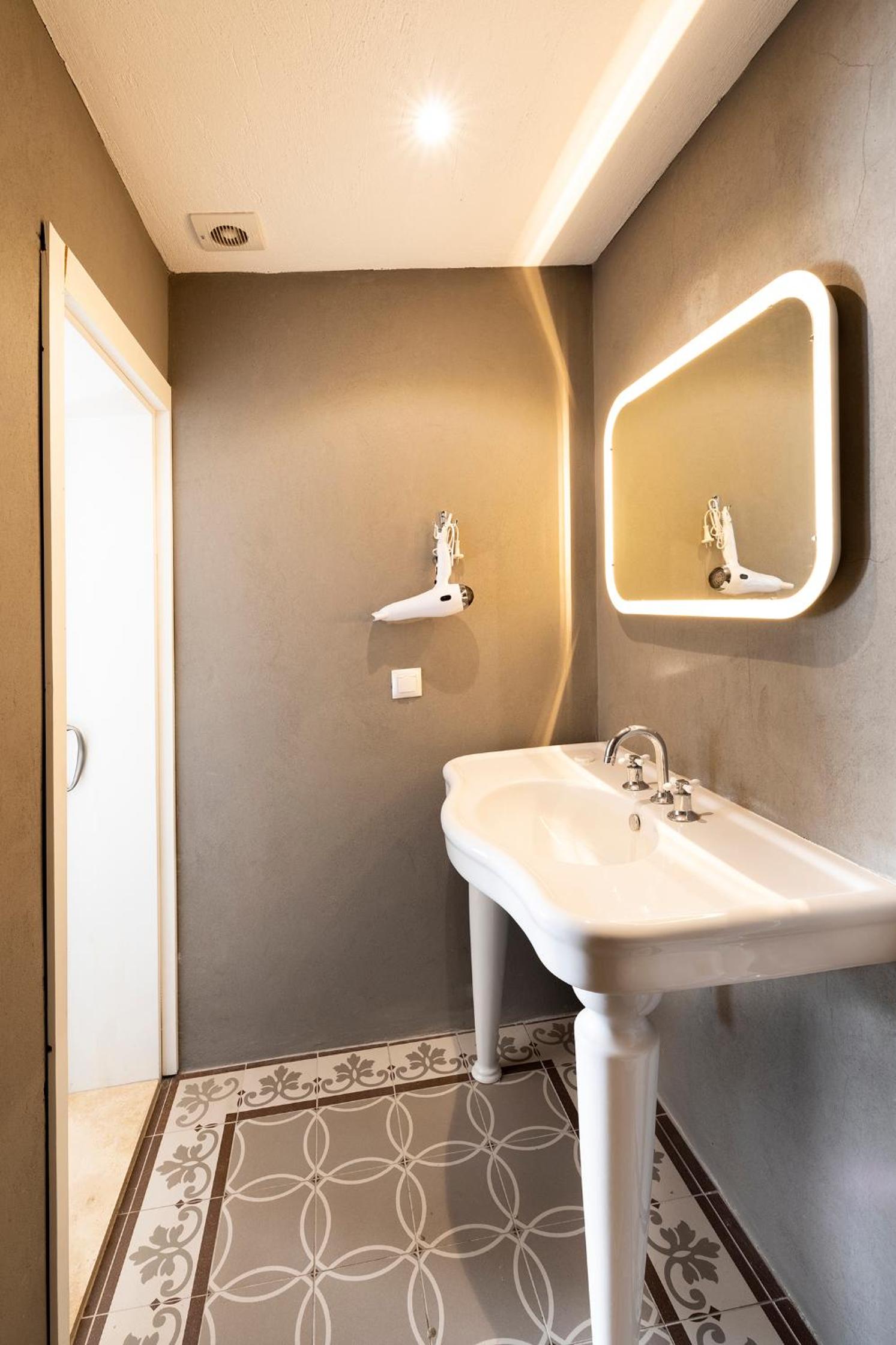 Standard Double Room - Photo 14