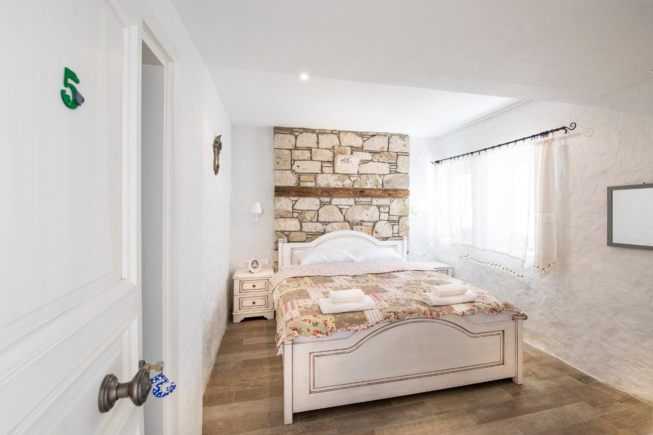 Standard Double Room - Photo 9
