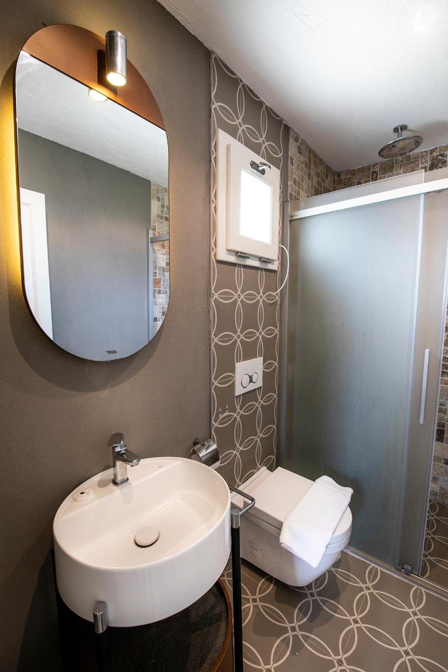 Standard Double Room - Photo 12