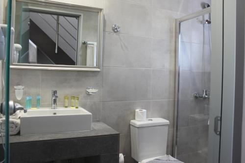 Deluxe Double Room (2 Adults + 1 Child) photo 2