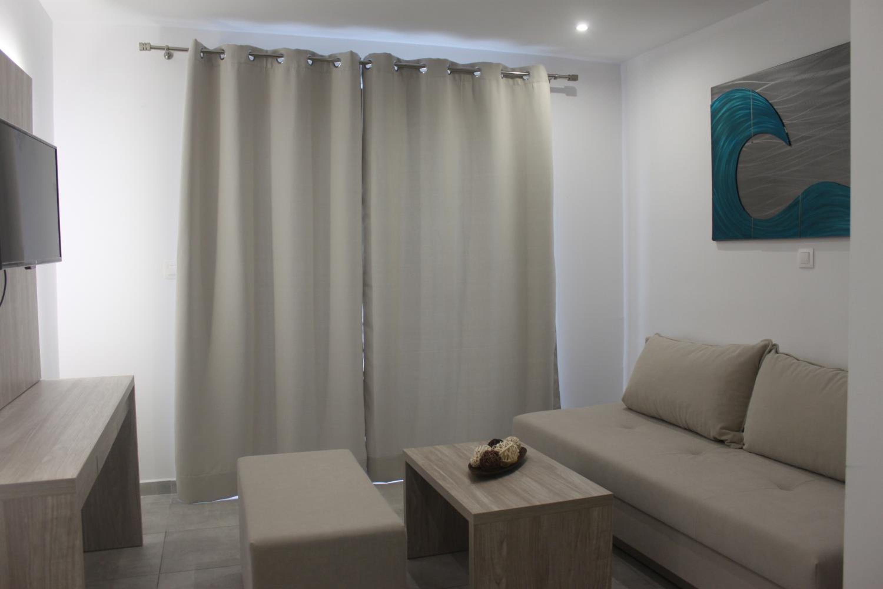 Deluxe Double Room (2 Adults + 1 Child) photo 1