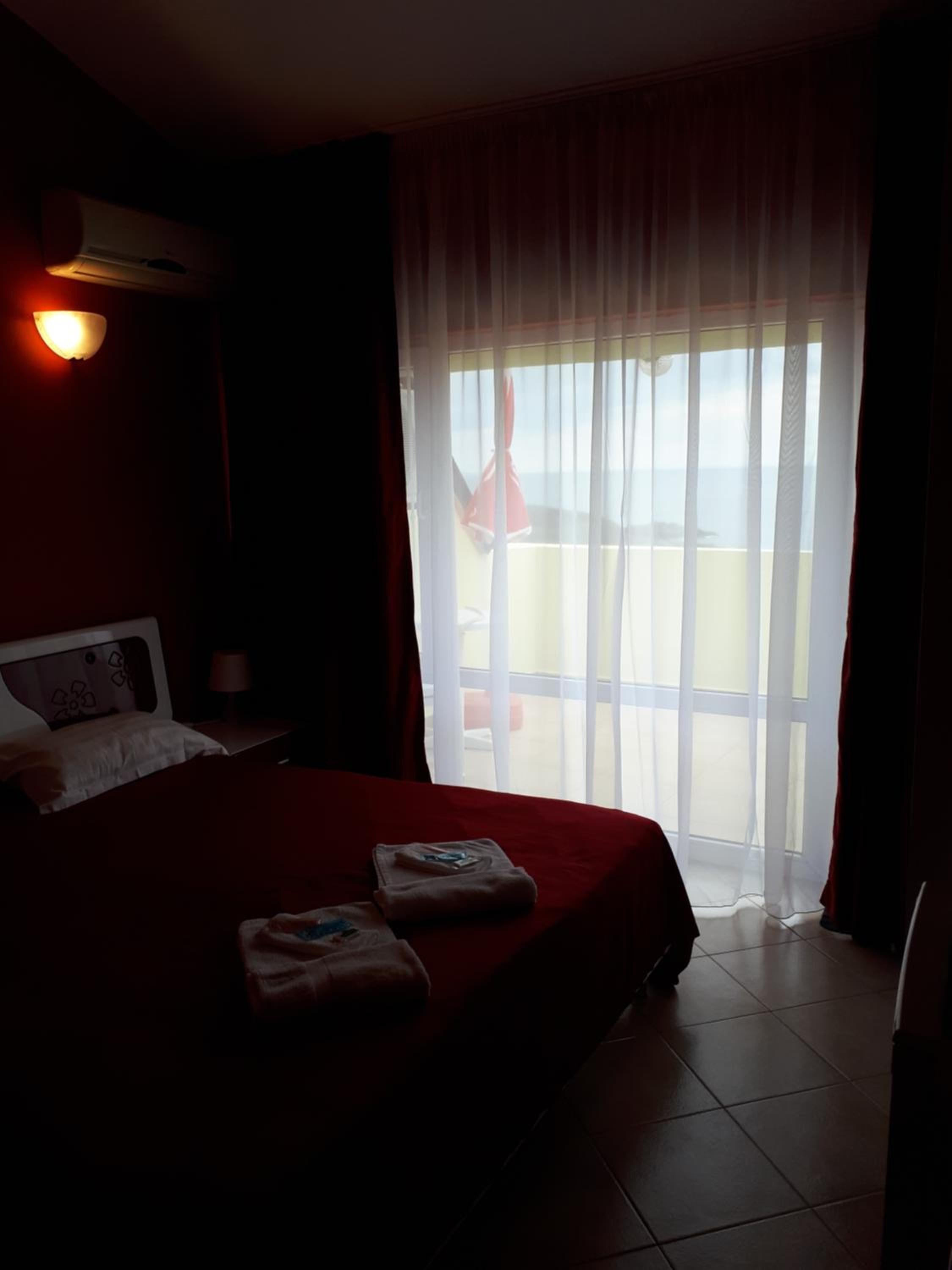 Deluxe Double Room with Balcony and Sea View photo 2
