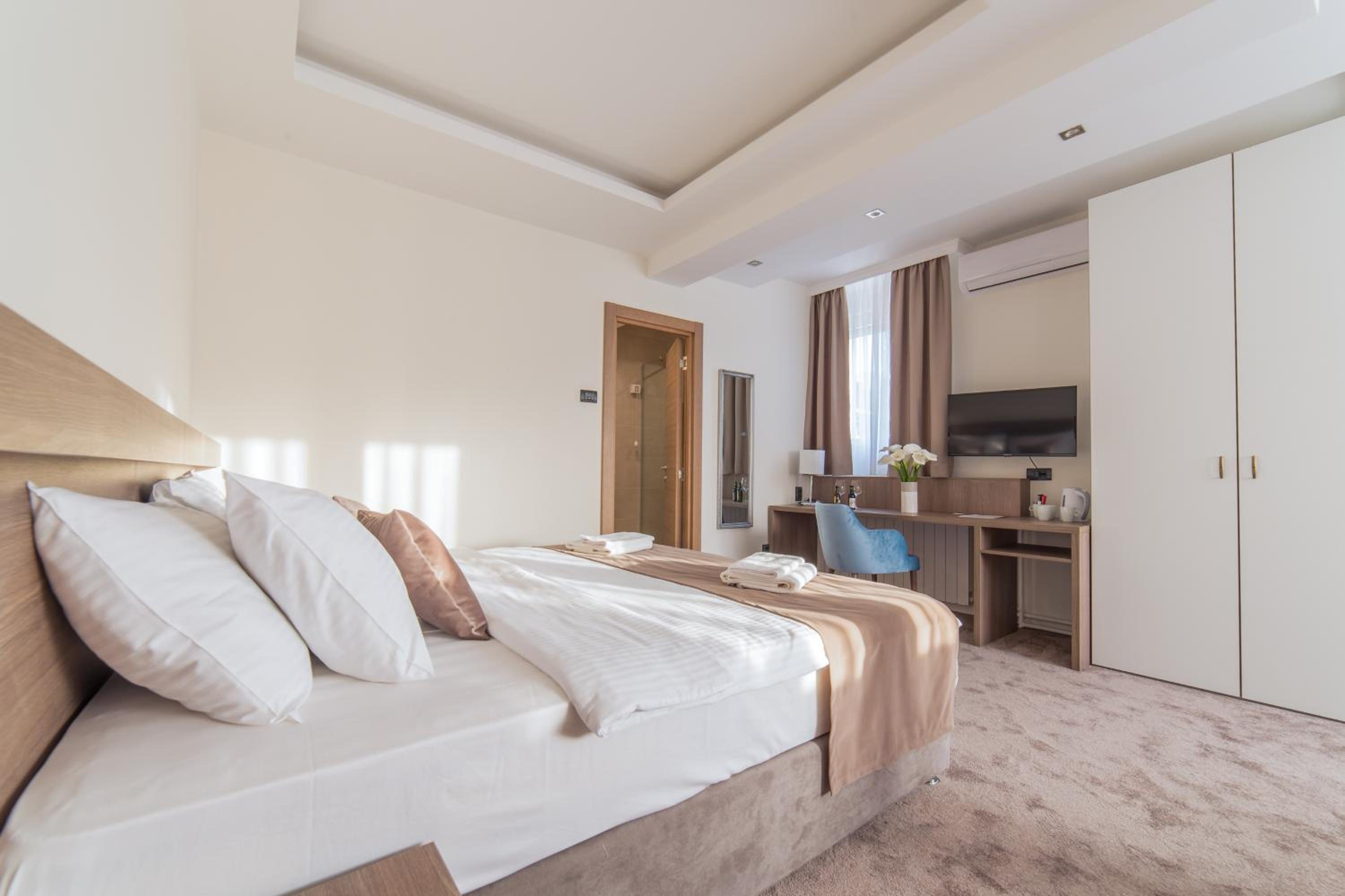 Deluxe Quadruple Room - Photo 3