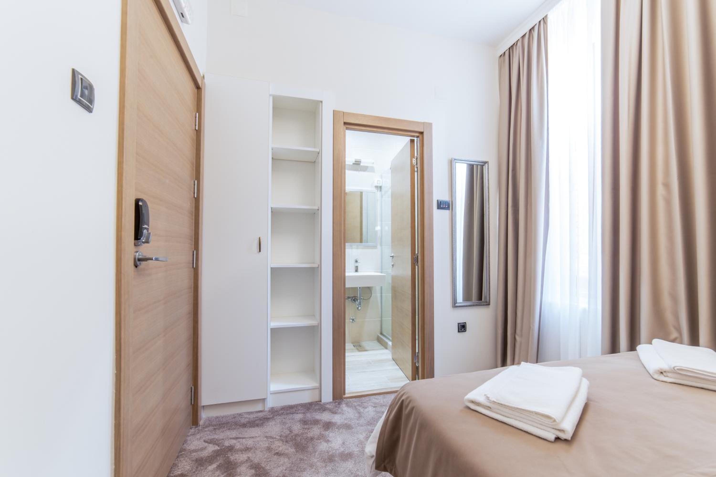 Economy Double Room - Photo 8