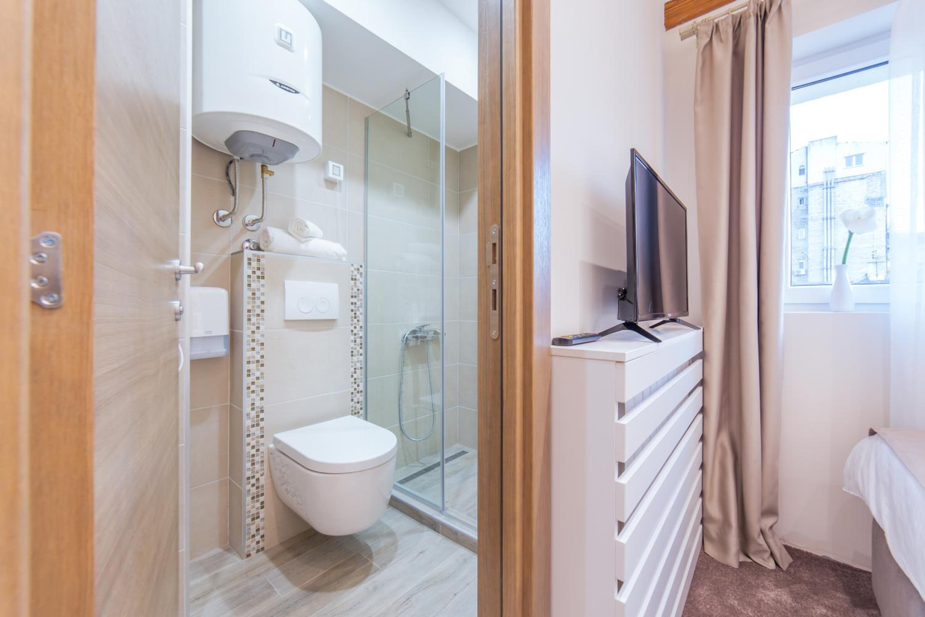 Economy Double Room - Photo 6