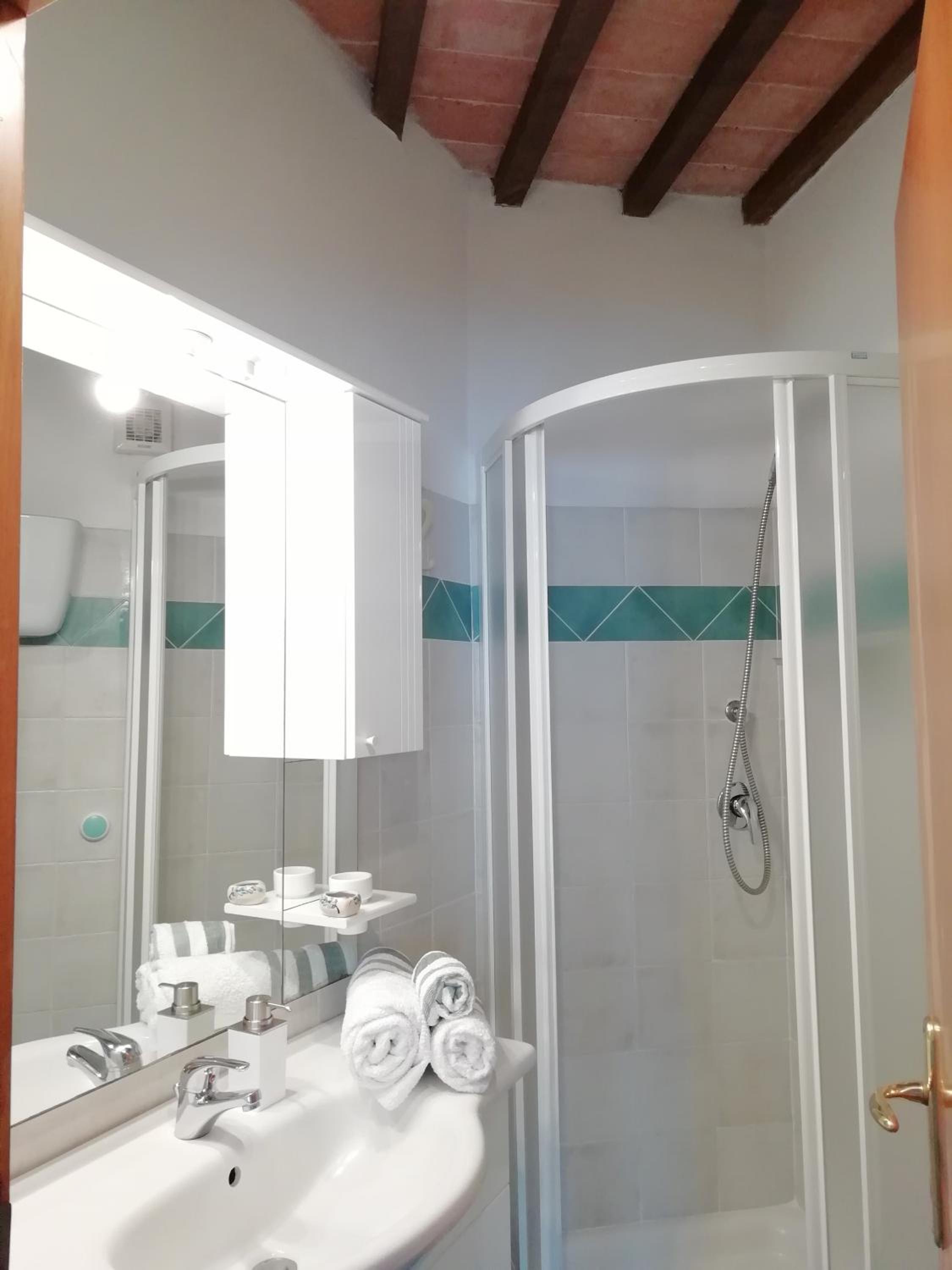 Double or Twin Room with Balcony - Photo 8