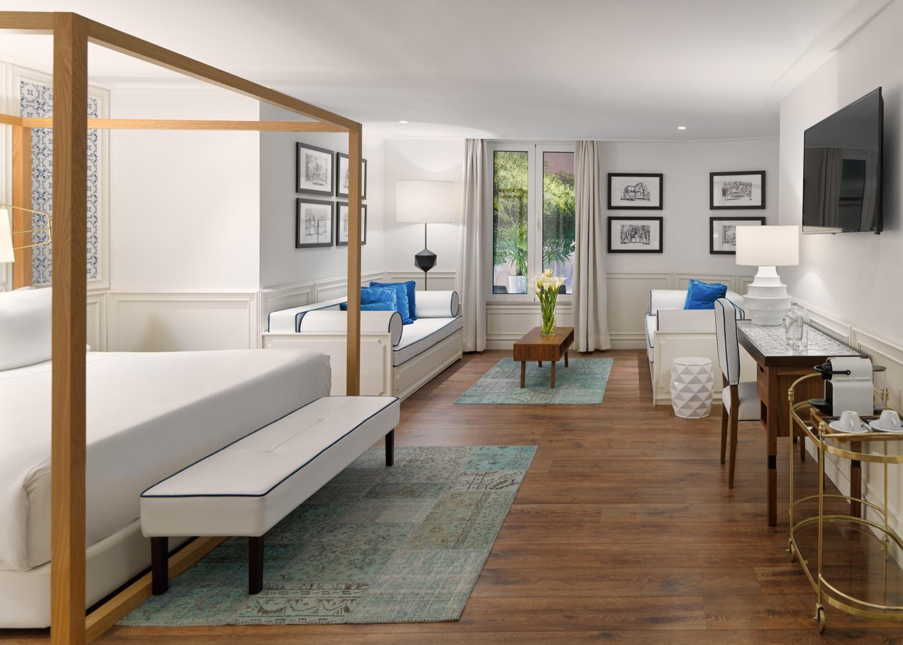 Deluxe Double Room thumbnail 6