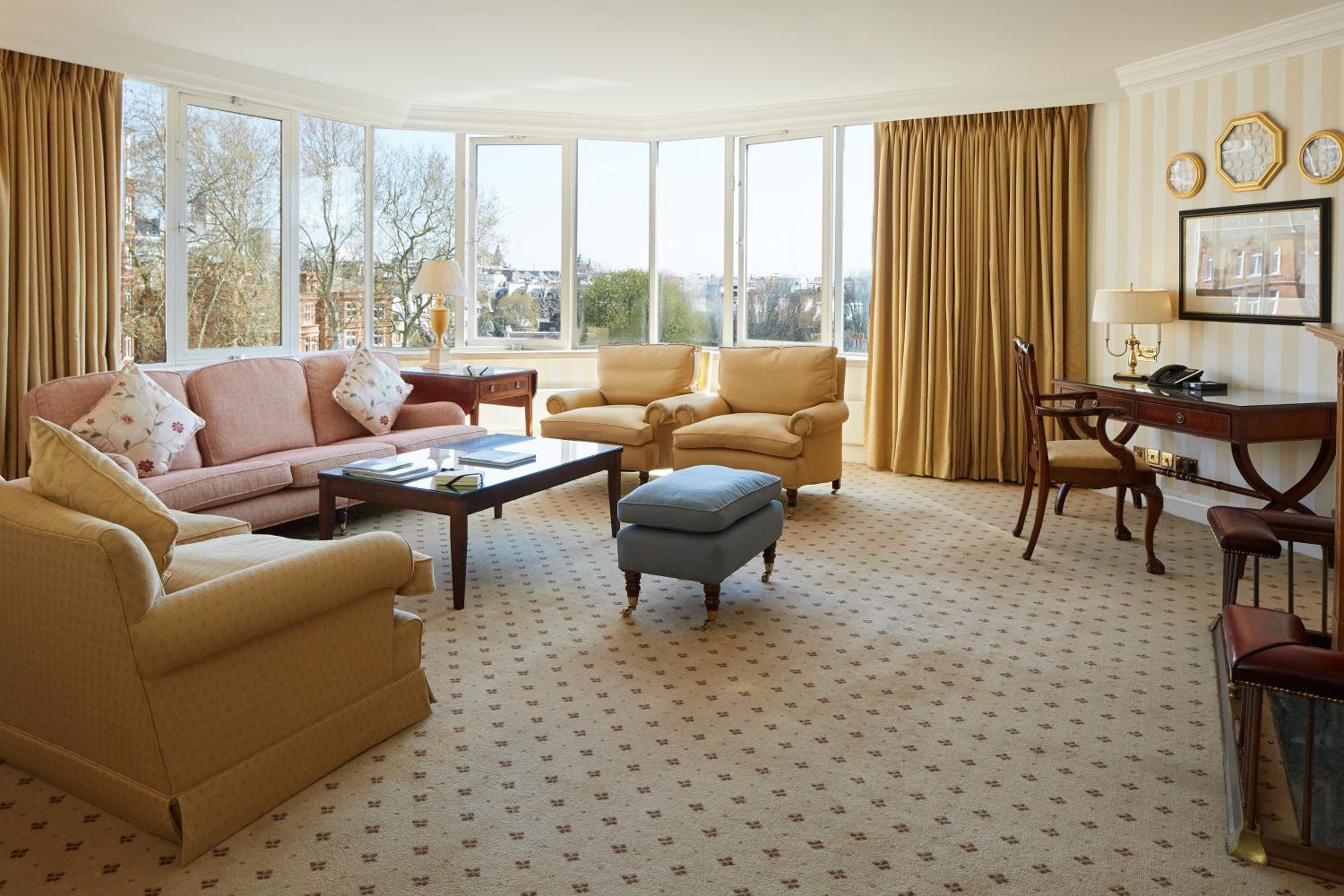 Luxury Three-Bedroom Apartment photo 3