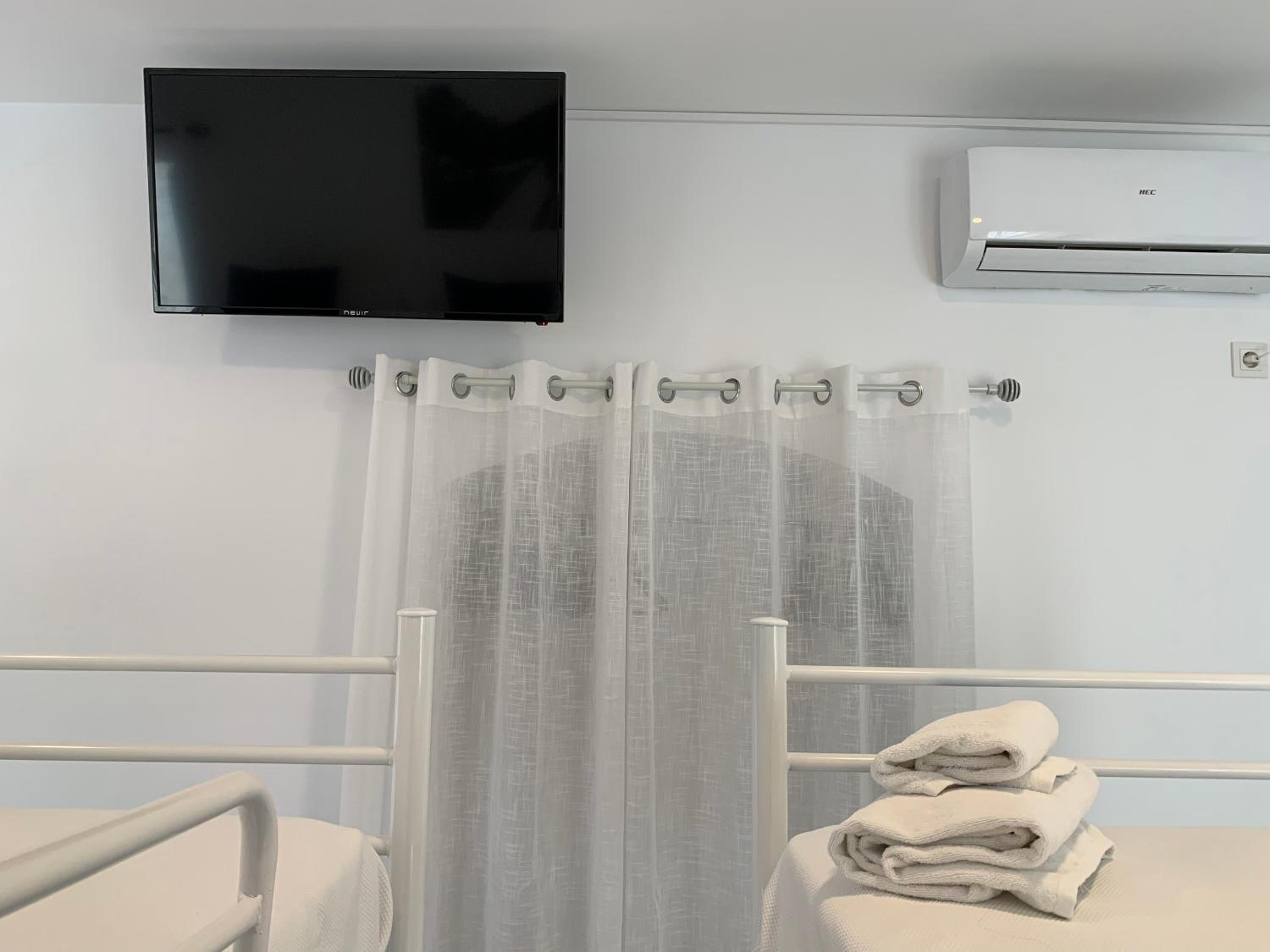 Family Room with Private Bathroom - Photo 9