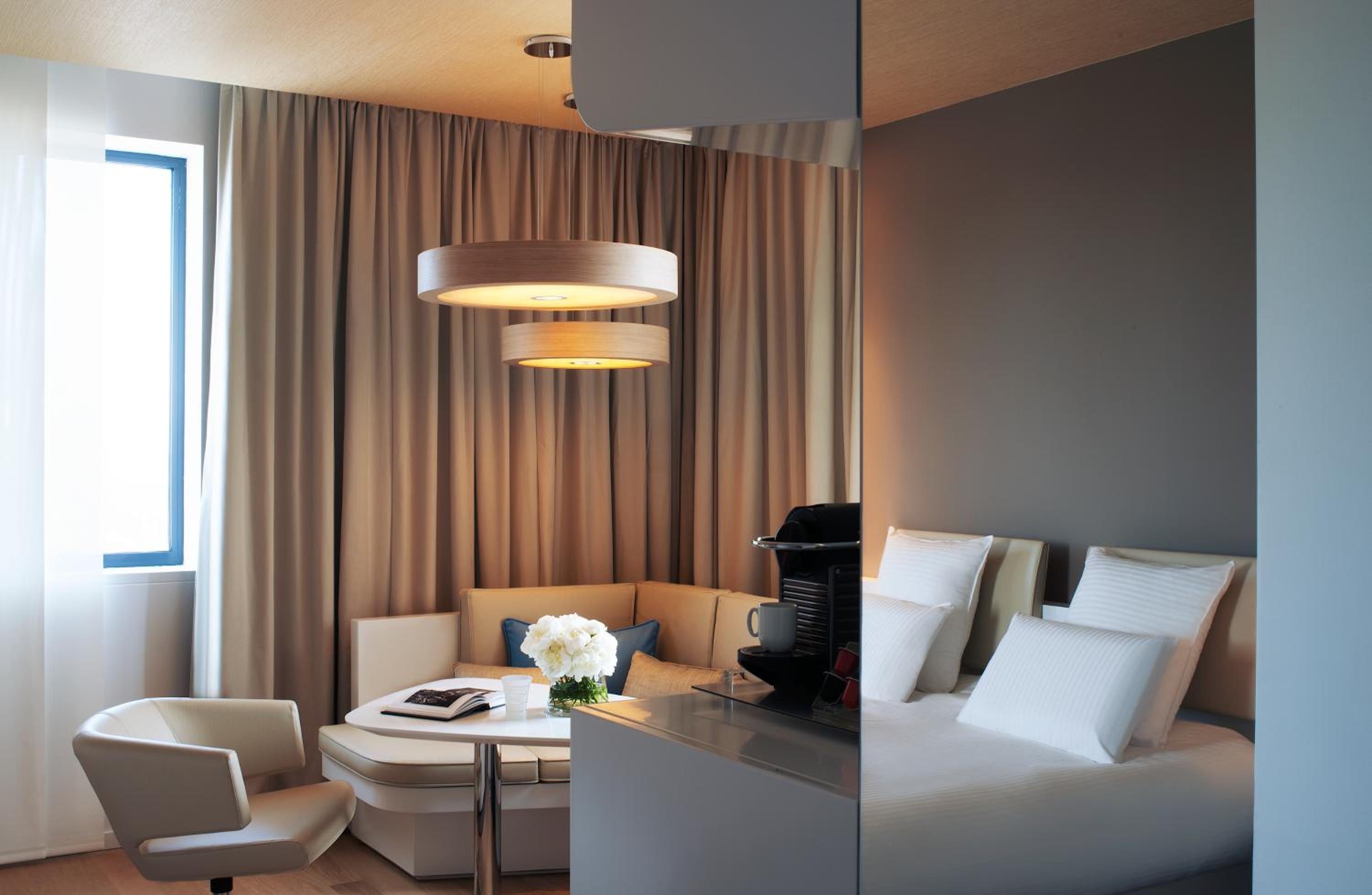 Deluxe King Room with City View thumbnail 6