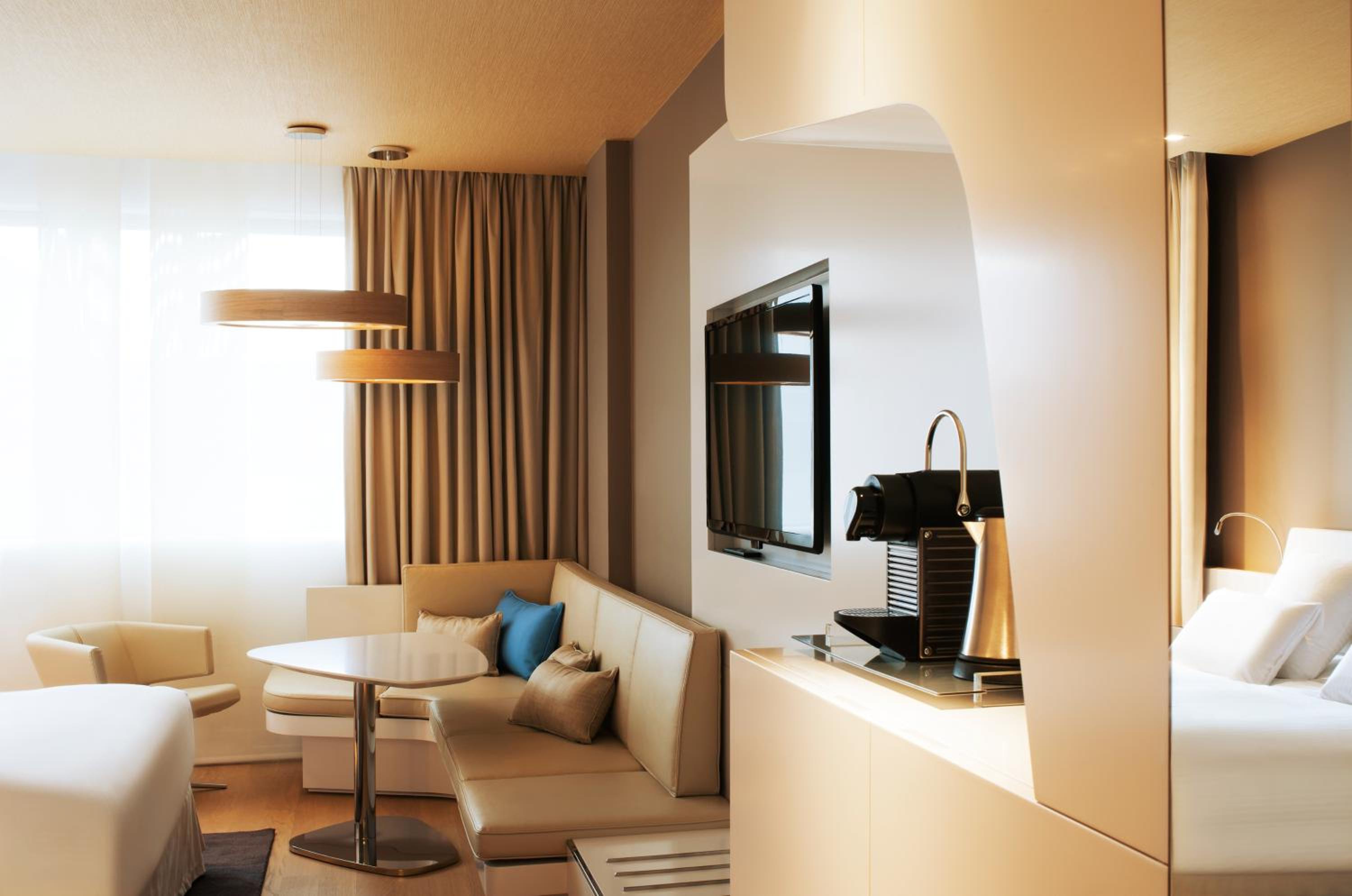 Deluxe King Room with City View thumbnail 5