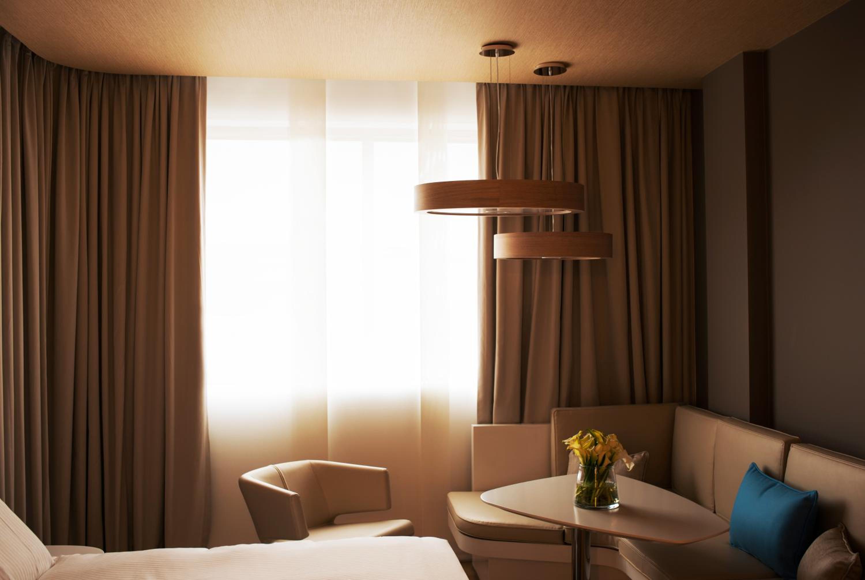 Superior King Room with City View thumbnail 6