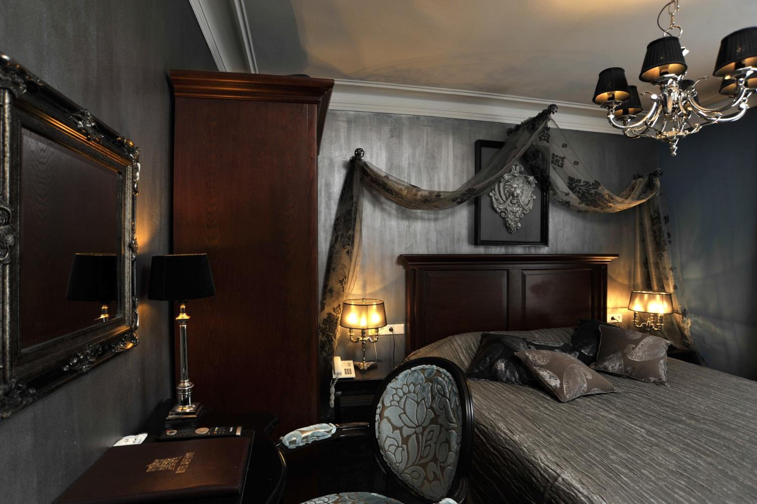 Luxury City Room - Photo 17
