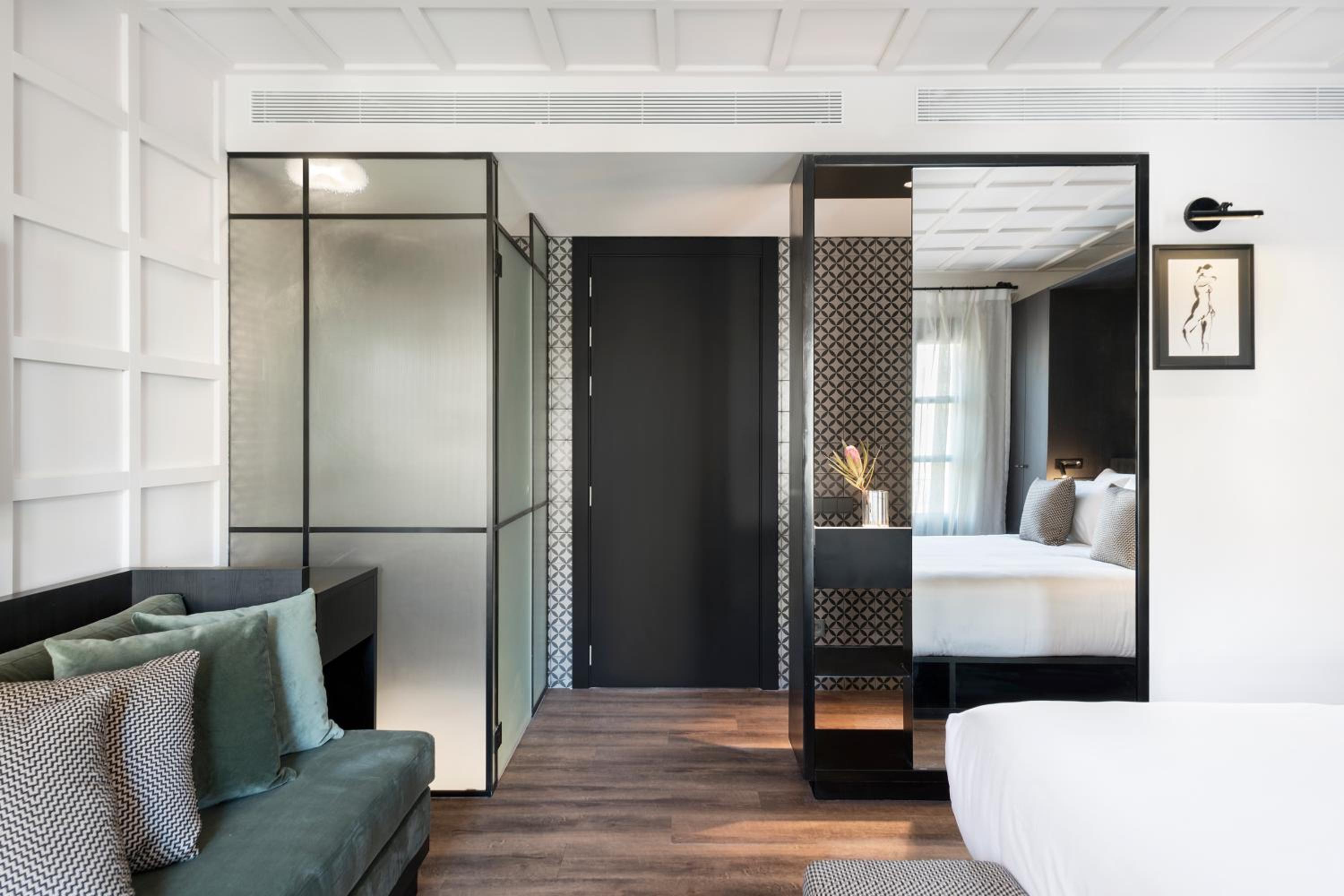 Superior Double Room Ramblas view photo 3
