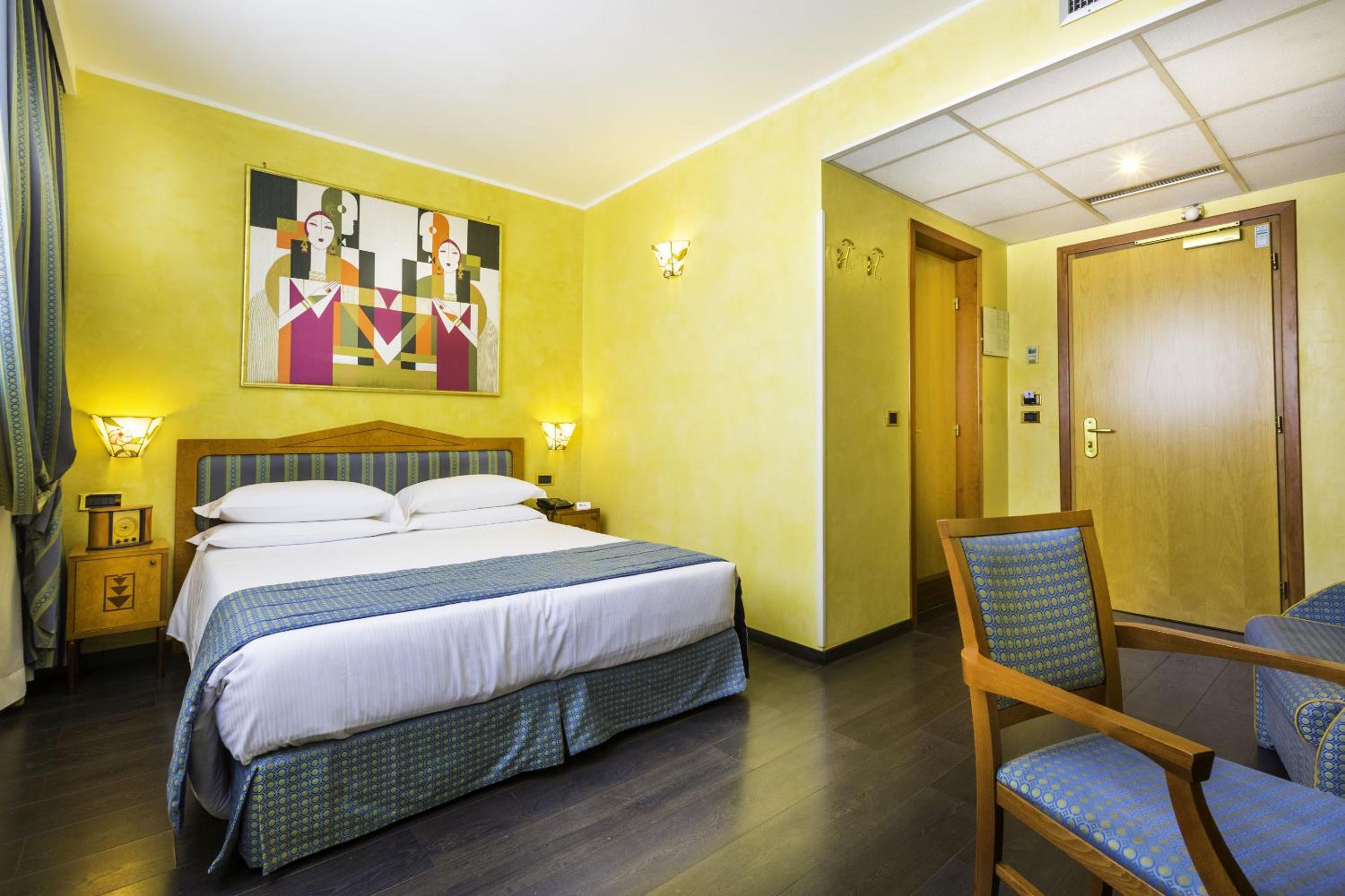 Junior King Suite with Sofa Bed thumbnail 6