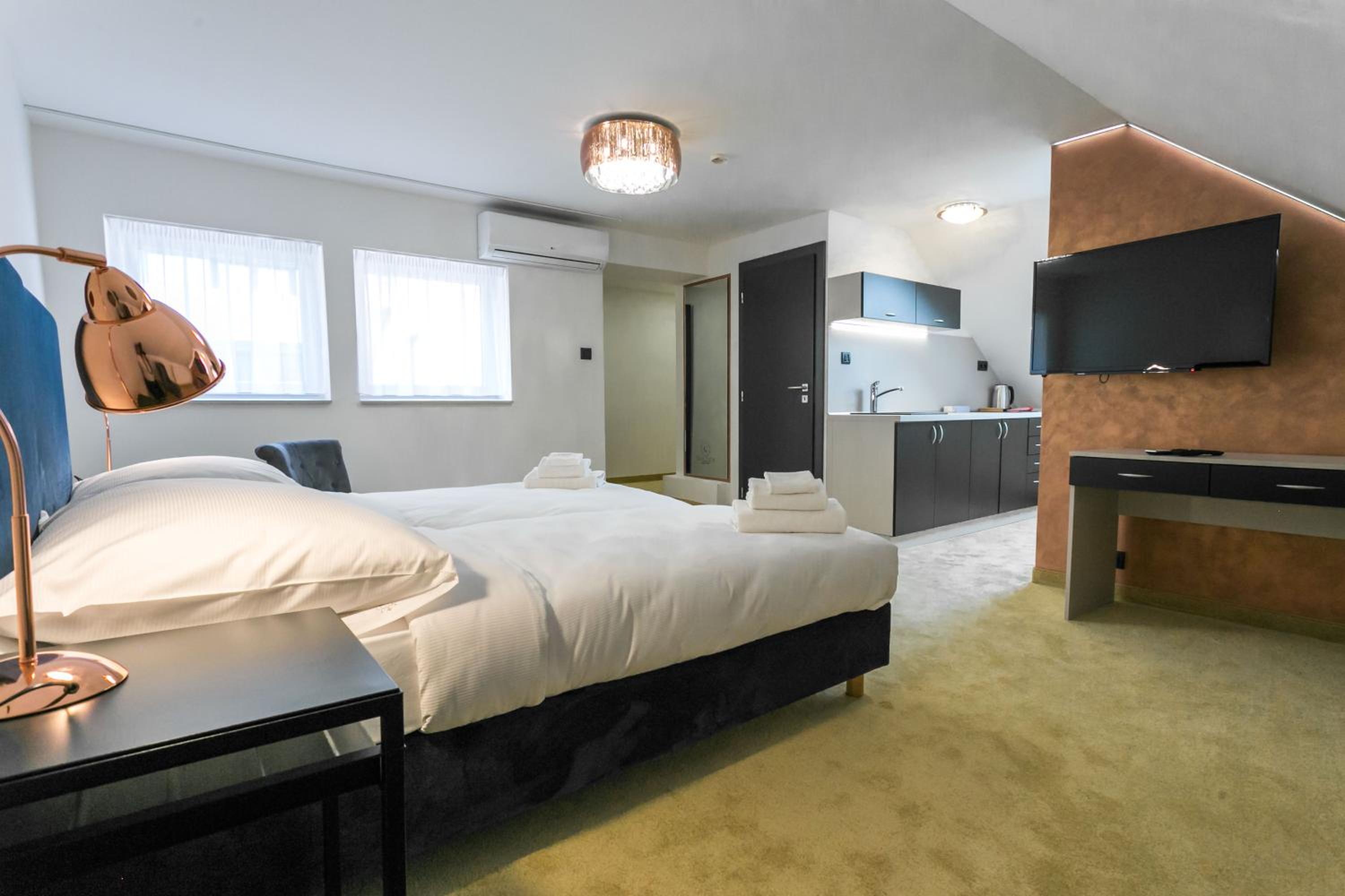 Studio Apartment - Photo 2