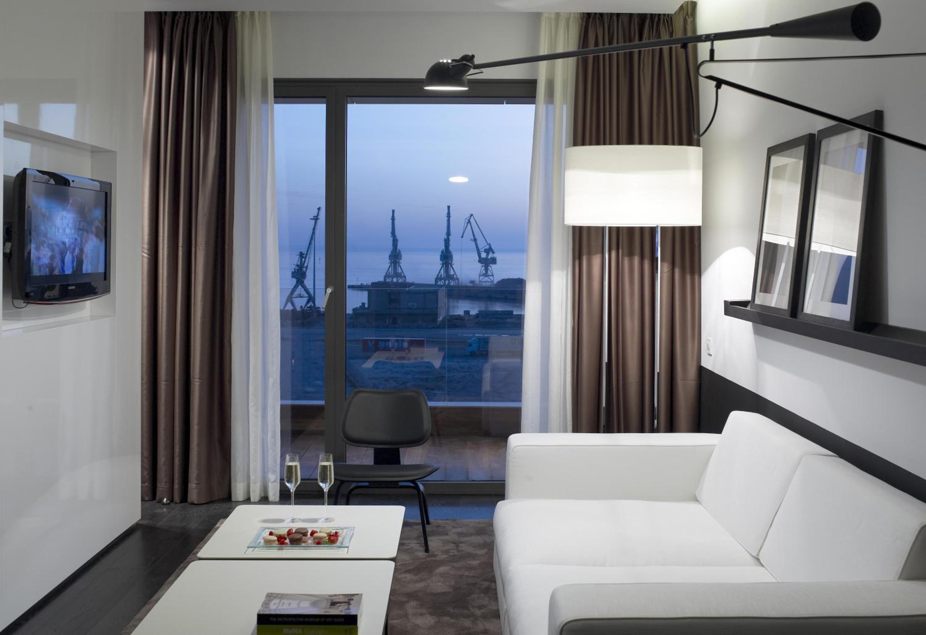Executive Suite - Photo 3