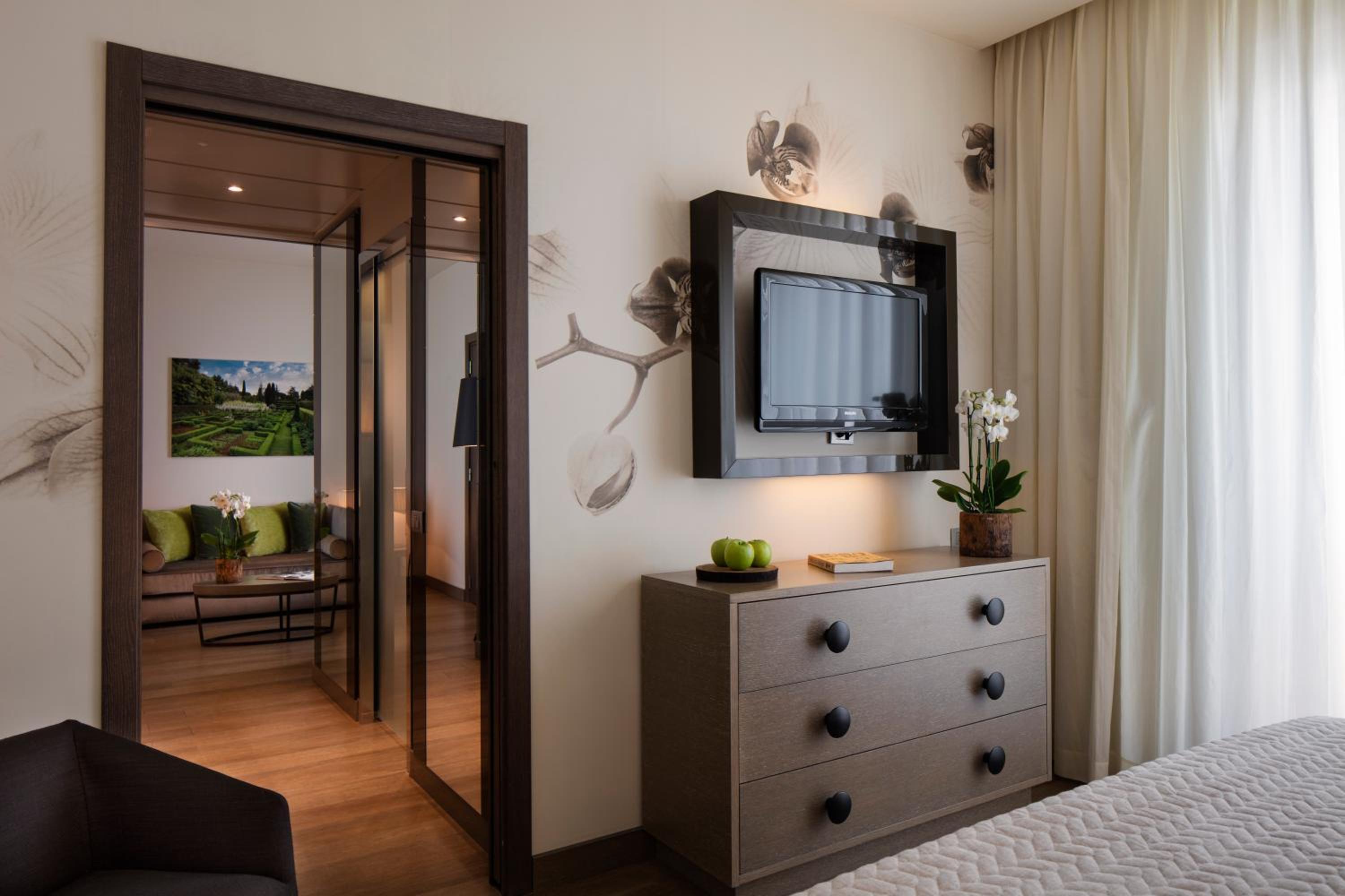Family Room (2 Adults + 2 Children)