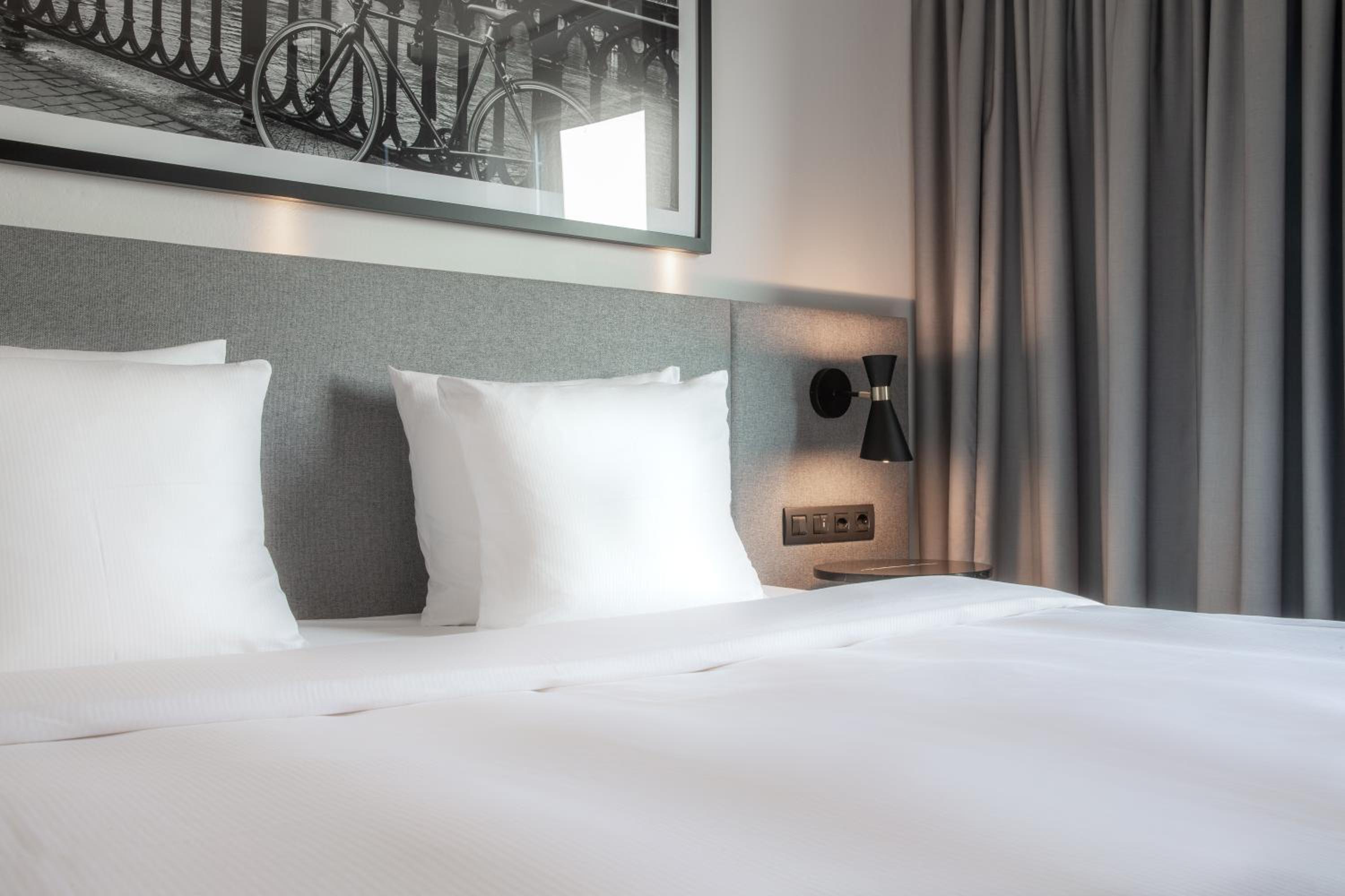Superior Room with Airport View - Photo 1
