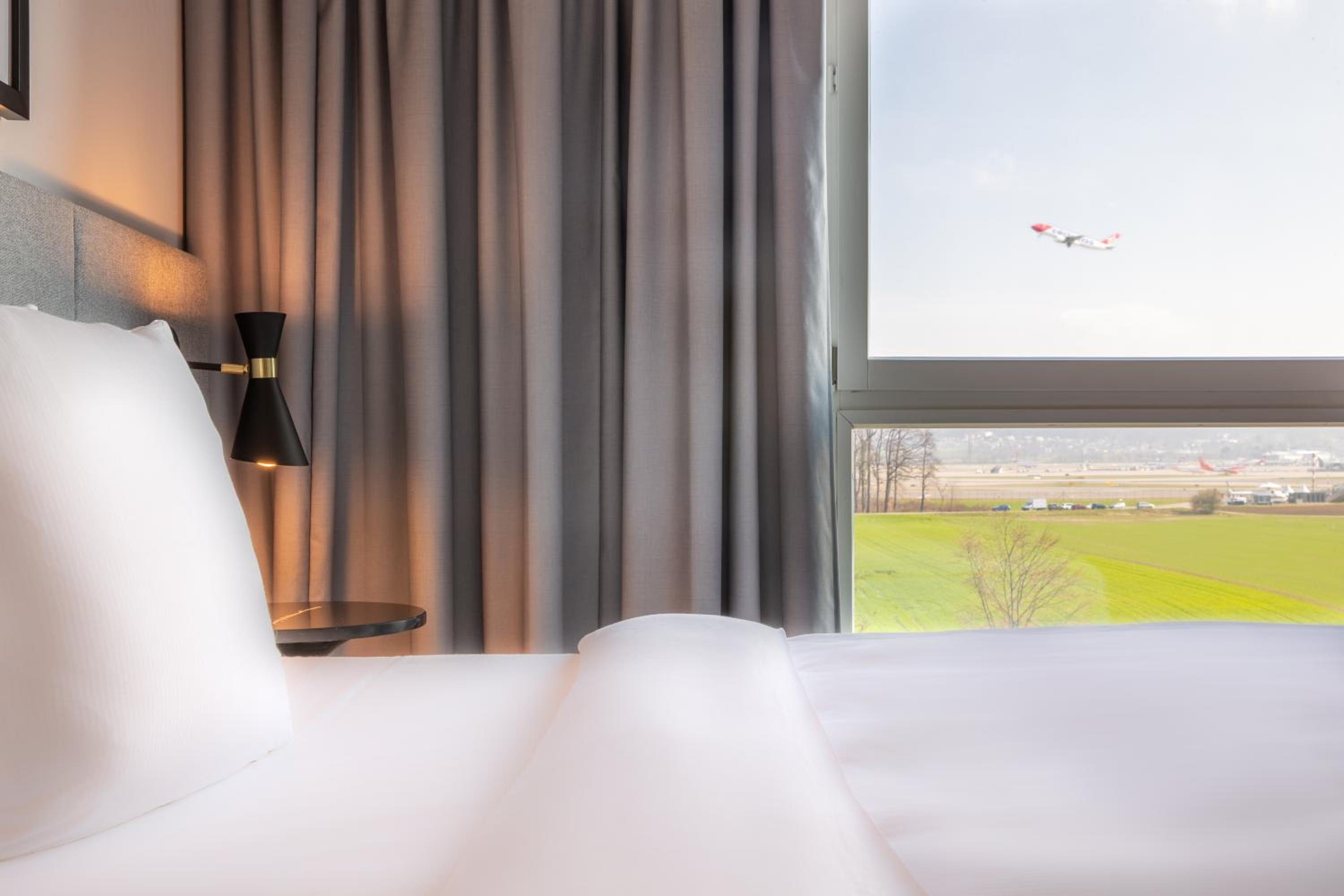 Superior Room with Airport View - Photo 8