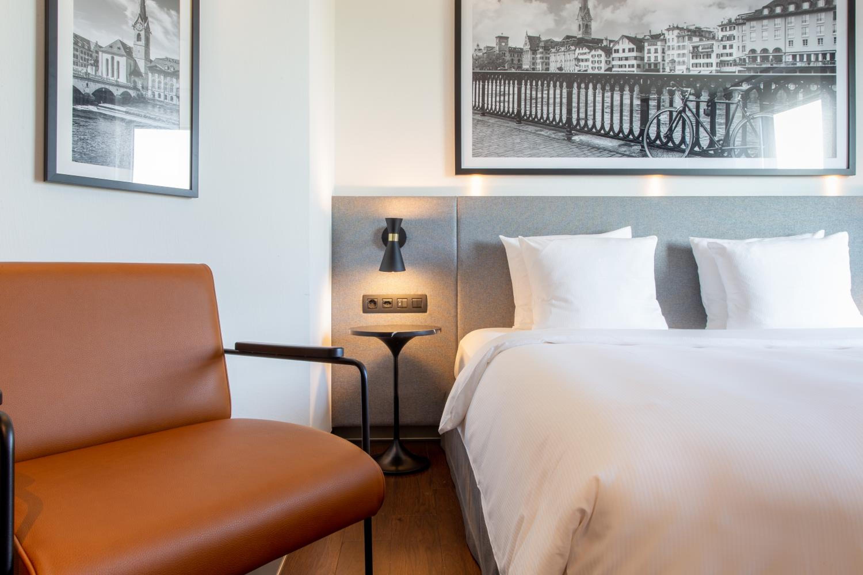Superior Room with Airport View - Photo 7