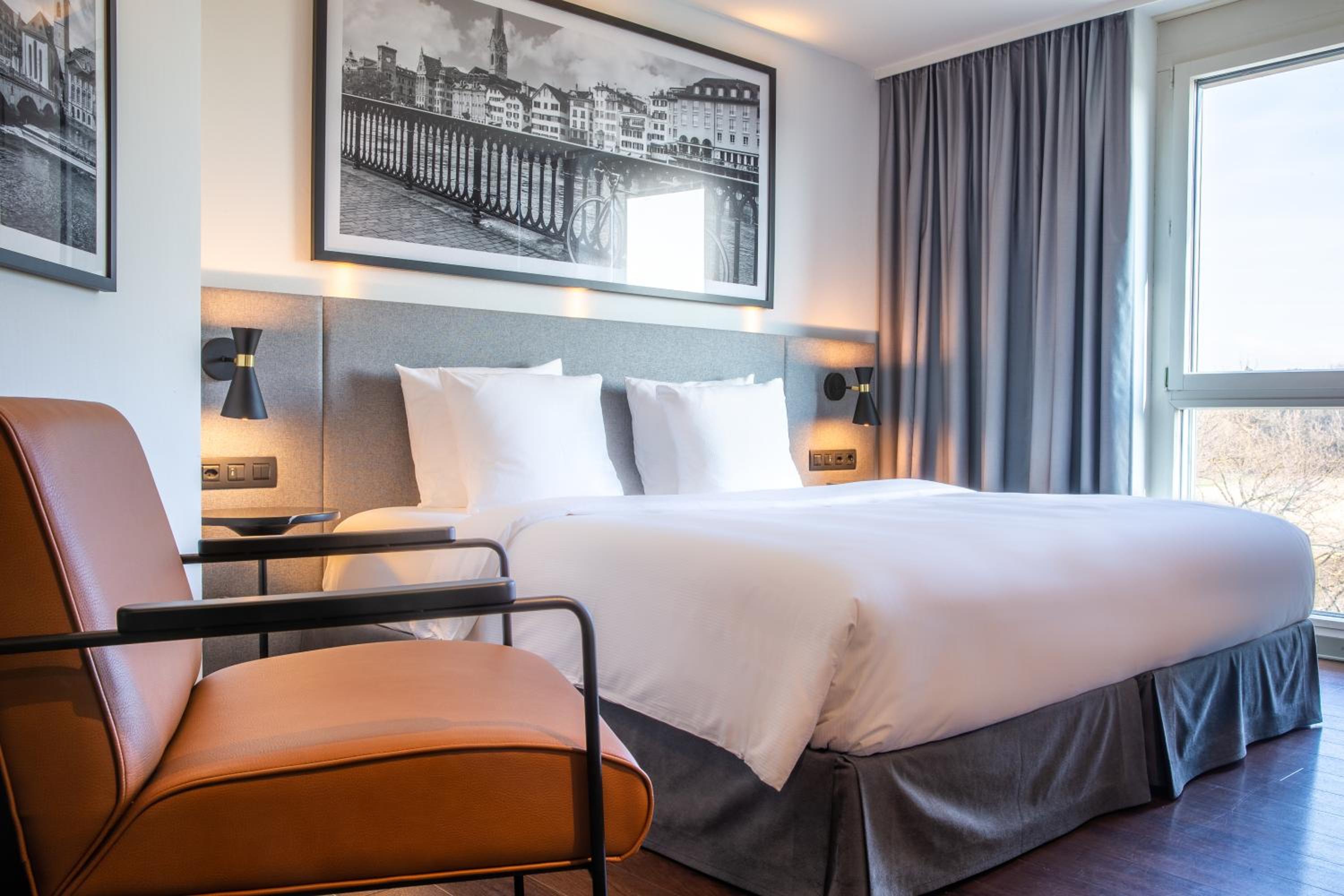 Superior Room with Airport View - Photo 2