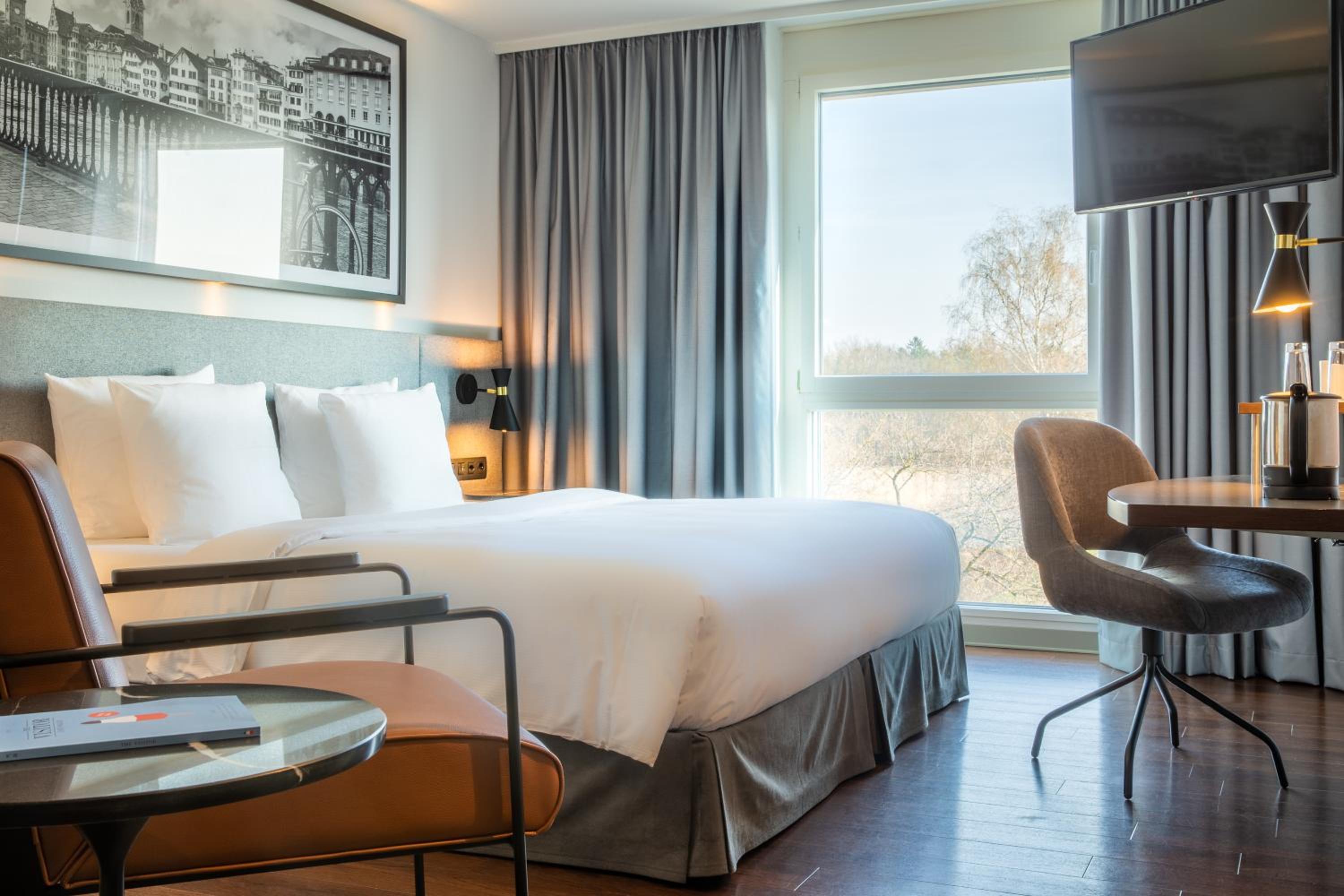 Superior Room with Airport View - Photo 6