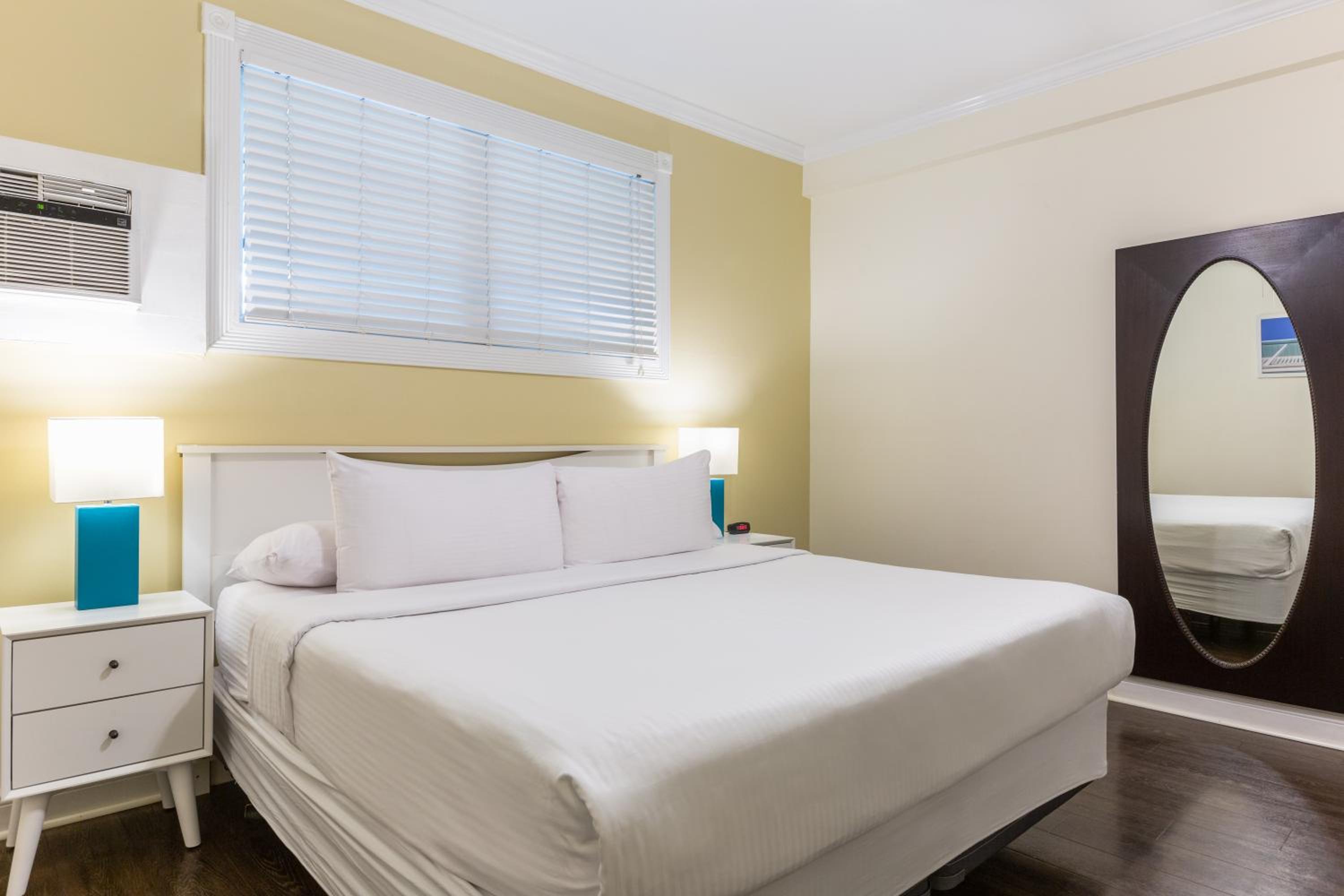 King Suite - Disability Access - Photo 1