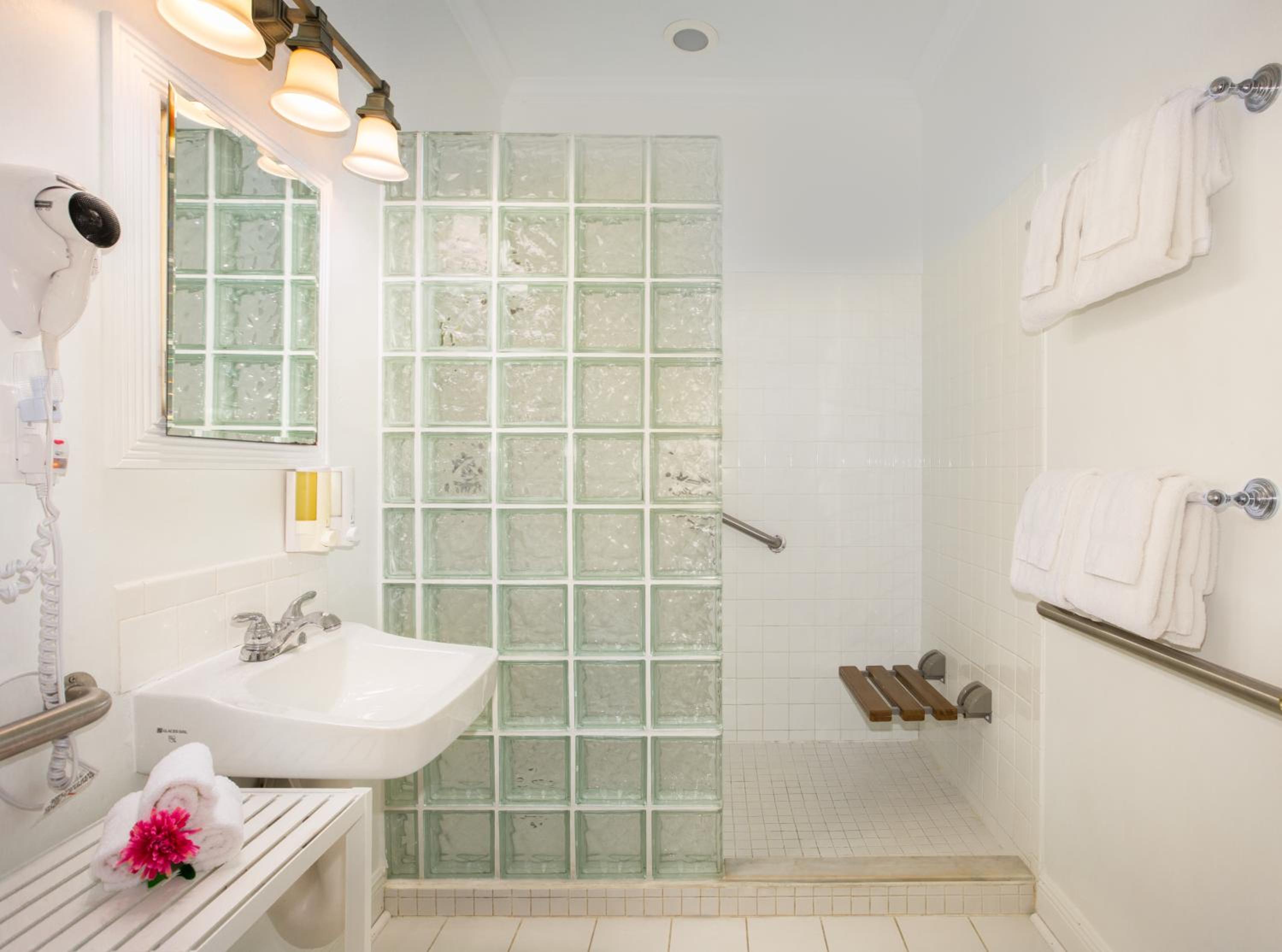 King Suite - Disability Access - Photo 5
