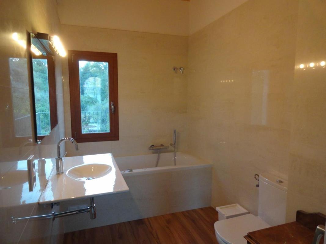 Four-Bedroom Villa with Pool photo 3
