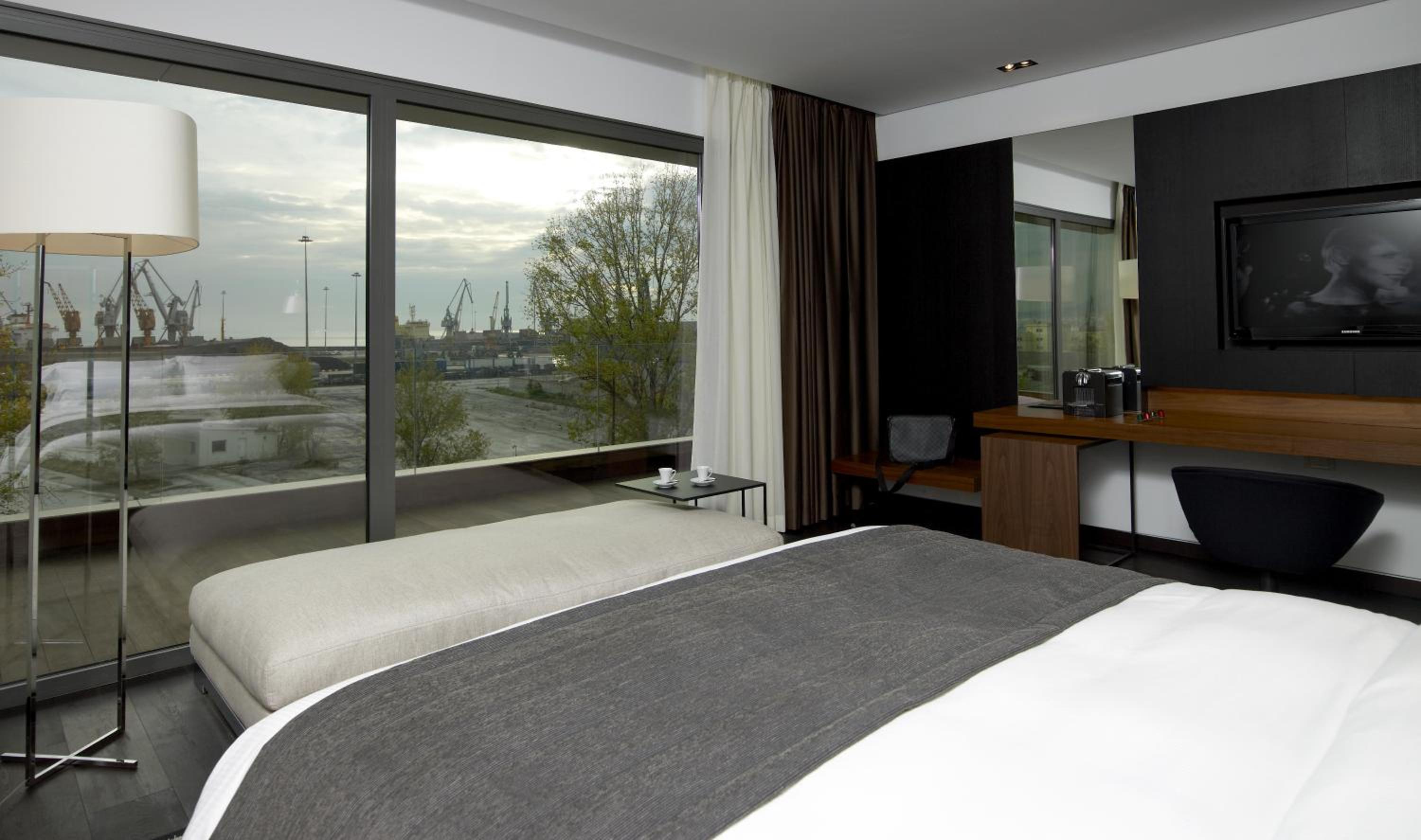 Business Suite - Photo 2
