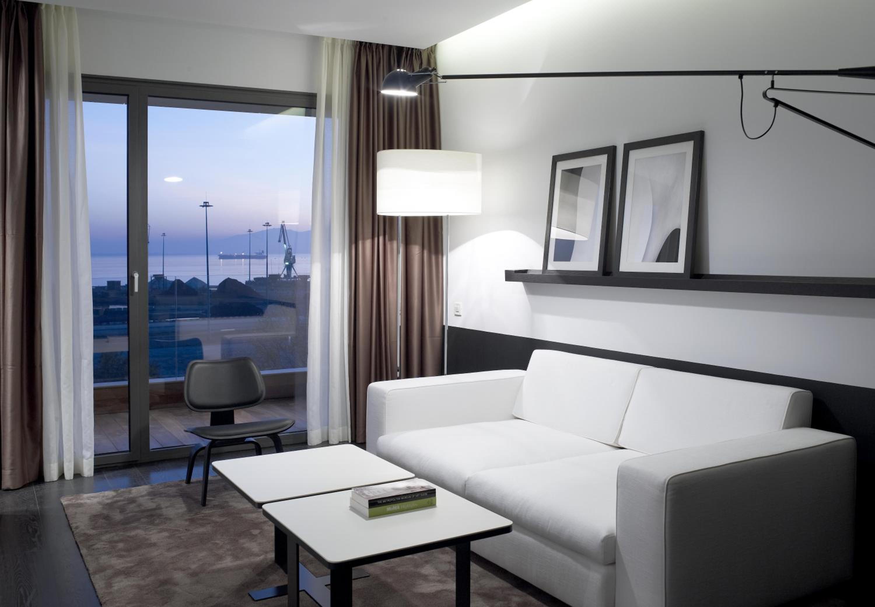 Executive Suite - Photo 6