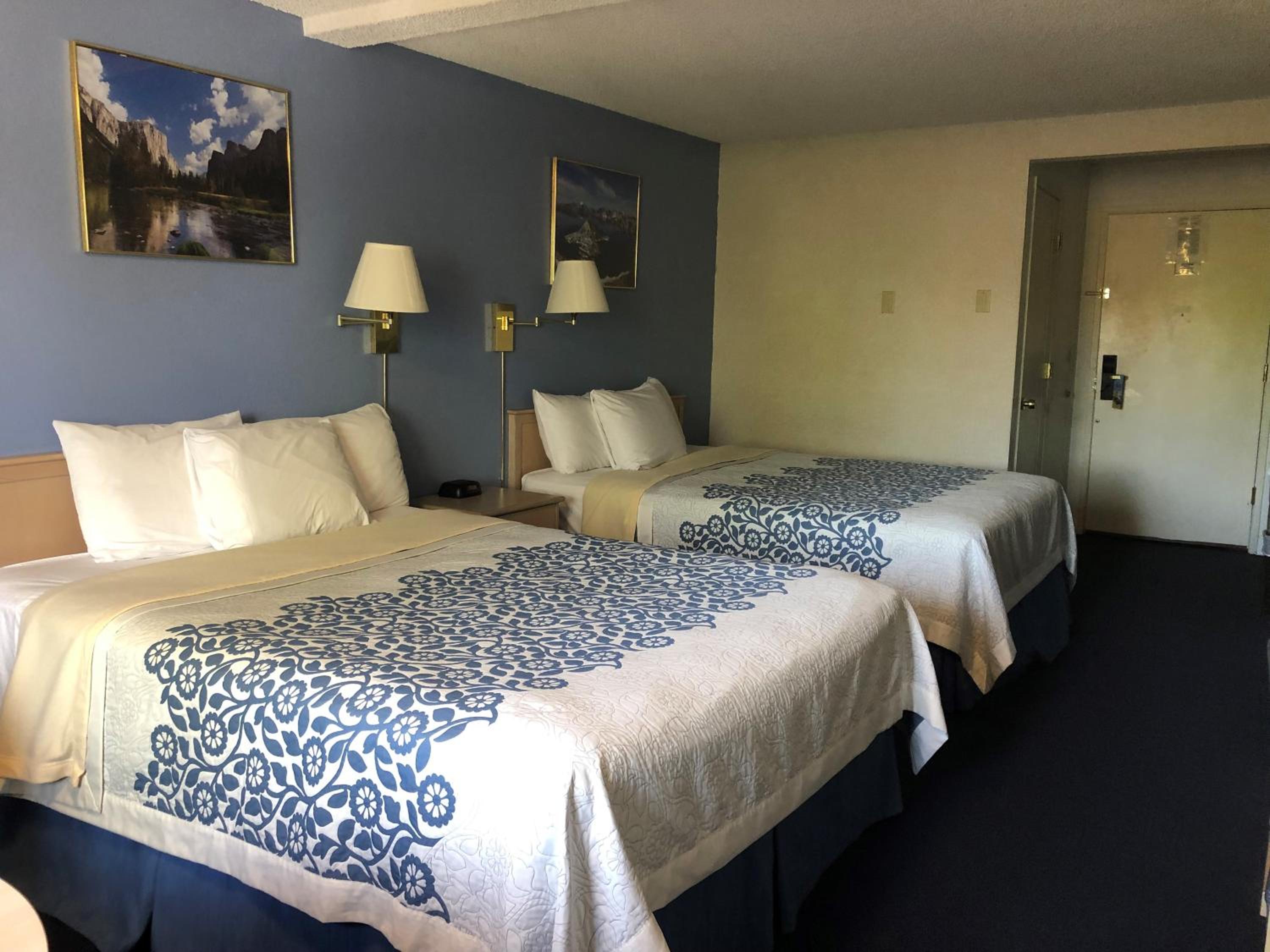 Queen Room with Two Queen Beds - Non-Smoking photo 1