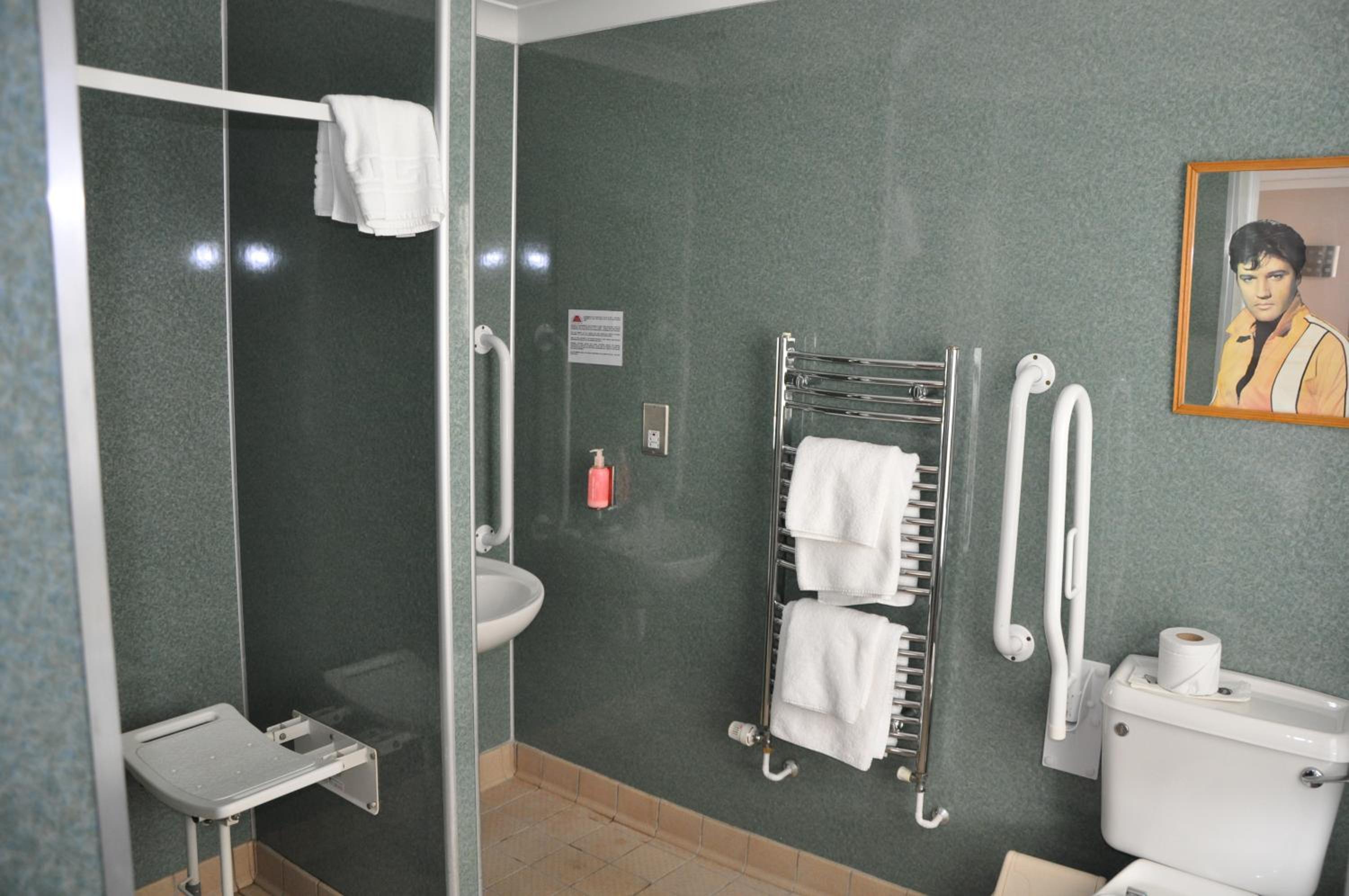 Double or Twin Room - Disability Access - Photo 10
