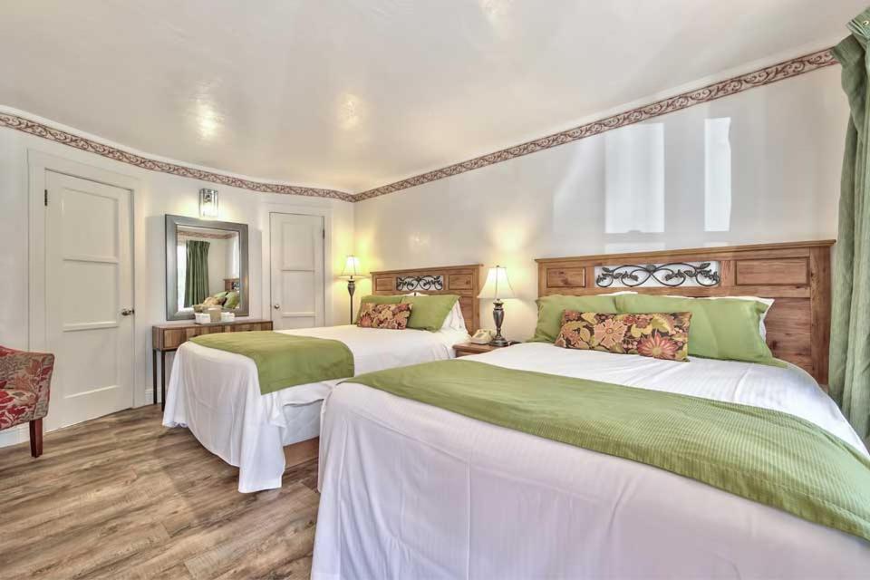 Queen Room with Two Queen Beds photo 1