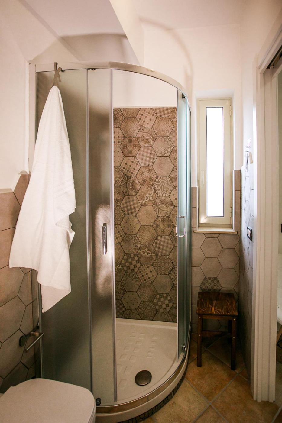 Double Room with Private Bathroom - Photo 6