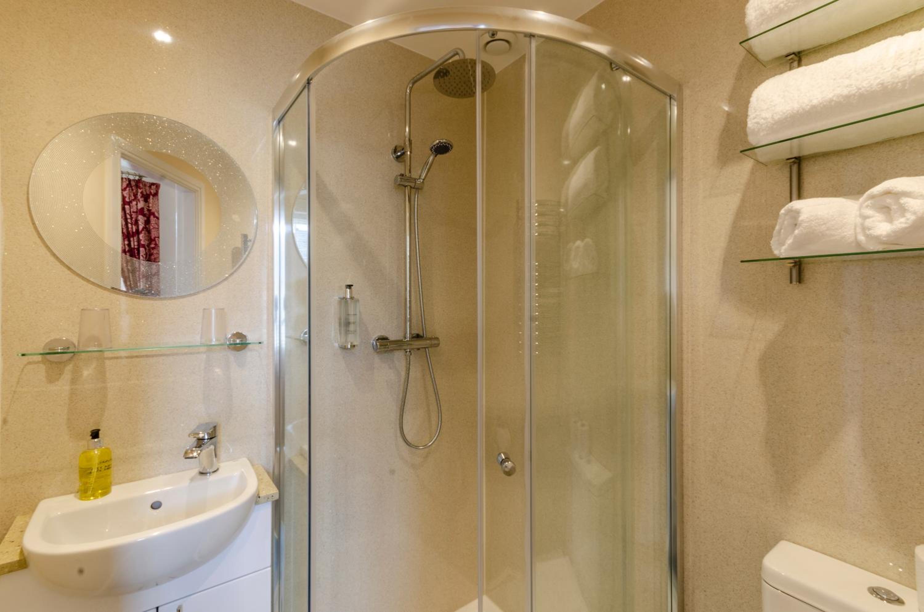 Deluxe Double Room with Shower - Photo 3