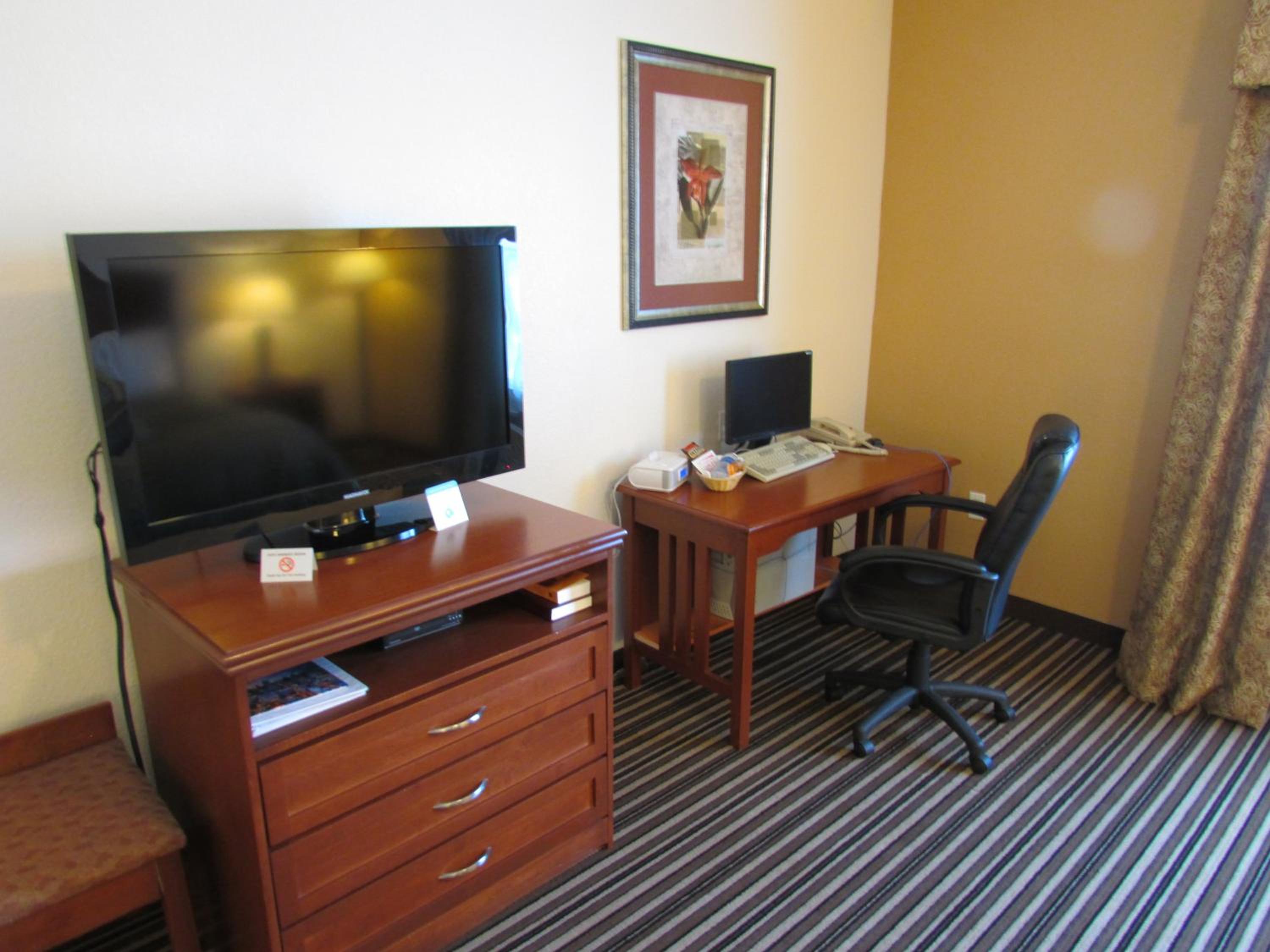 Queen Room with Two Queen Beds - Non-Smoking - Photo 5