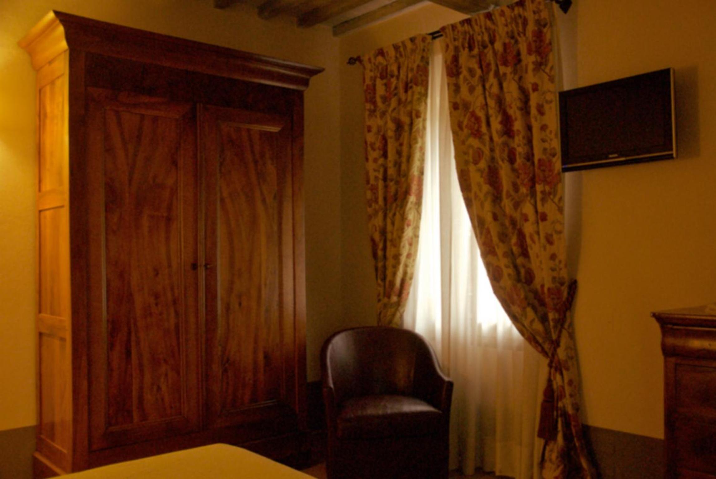 Deluxe Double or Twin Room - Photo 8