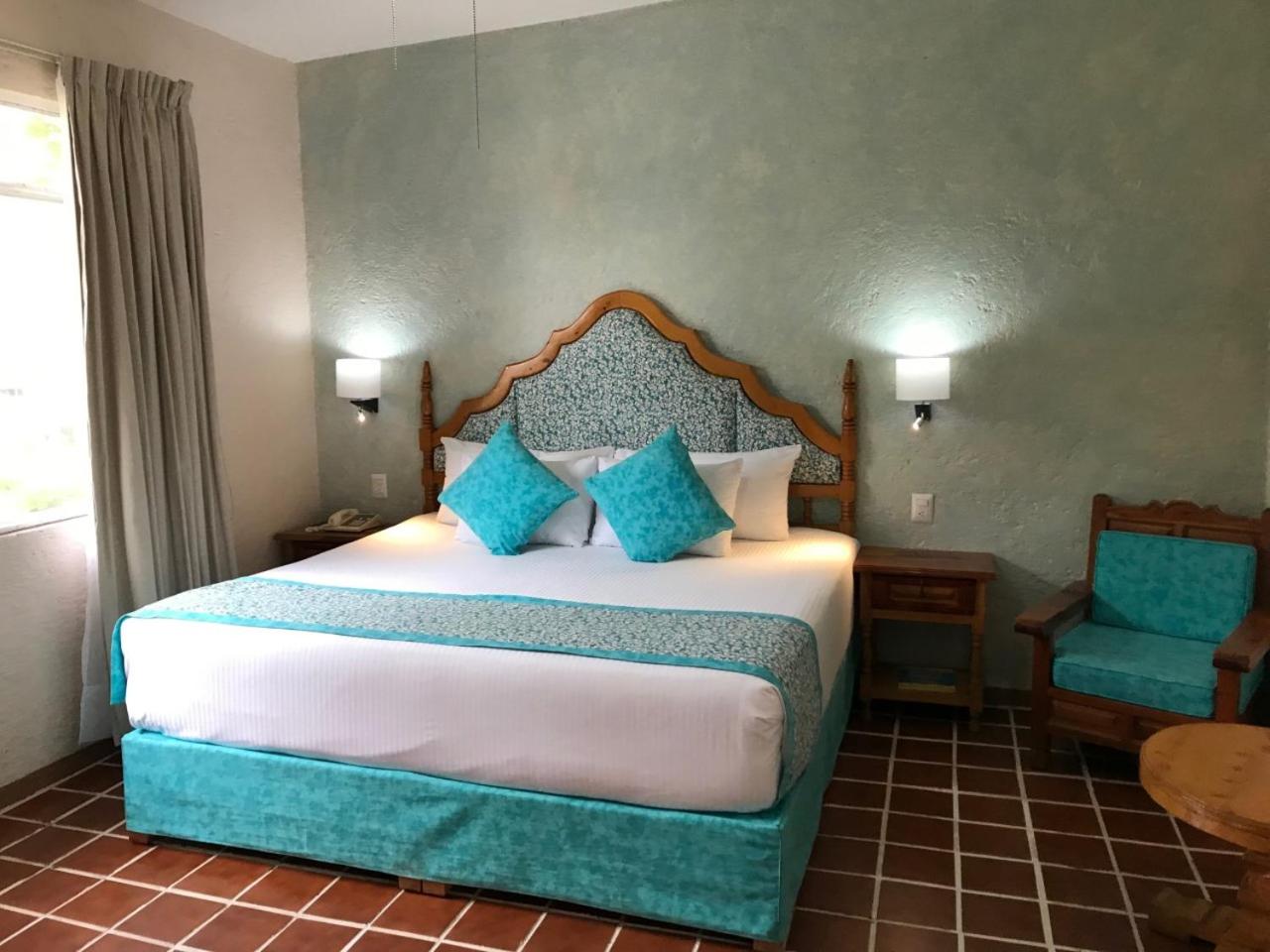 Junior Queen Suite