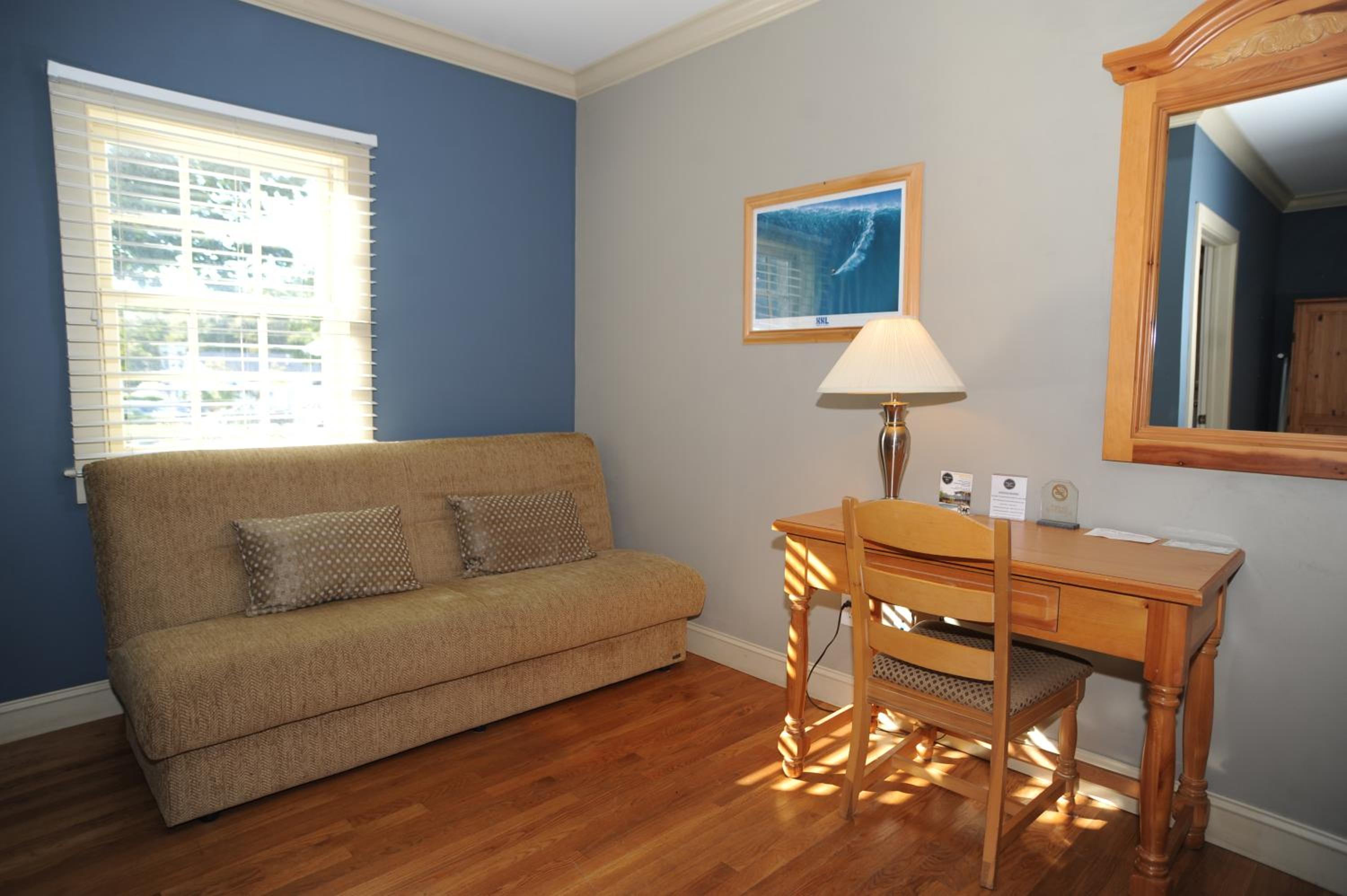 Deluxe Queen Room - Photo 10