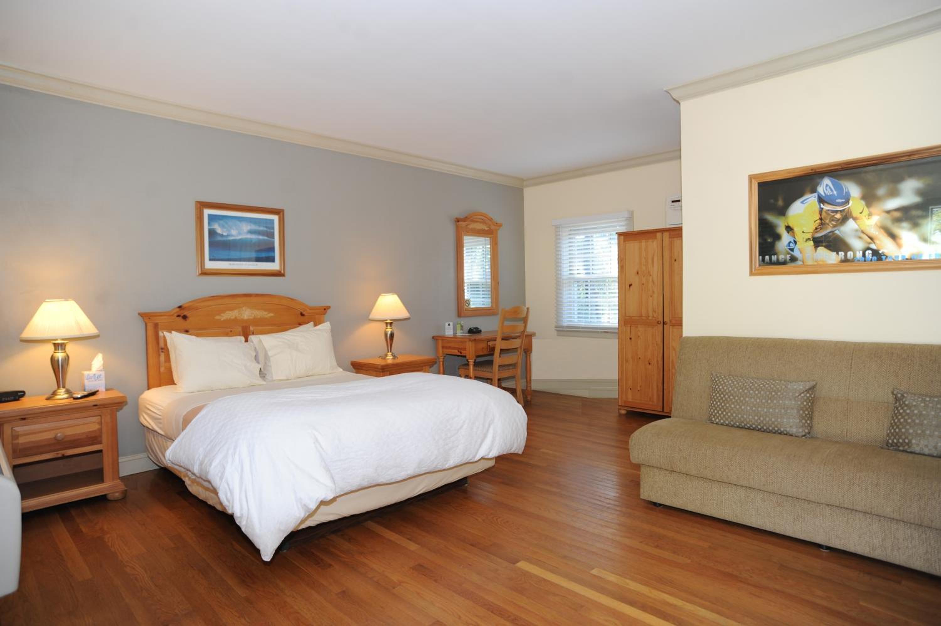 Deluxe Queen Room - Photo 9