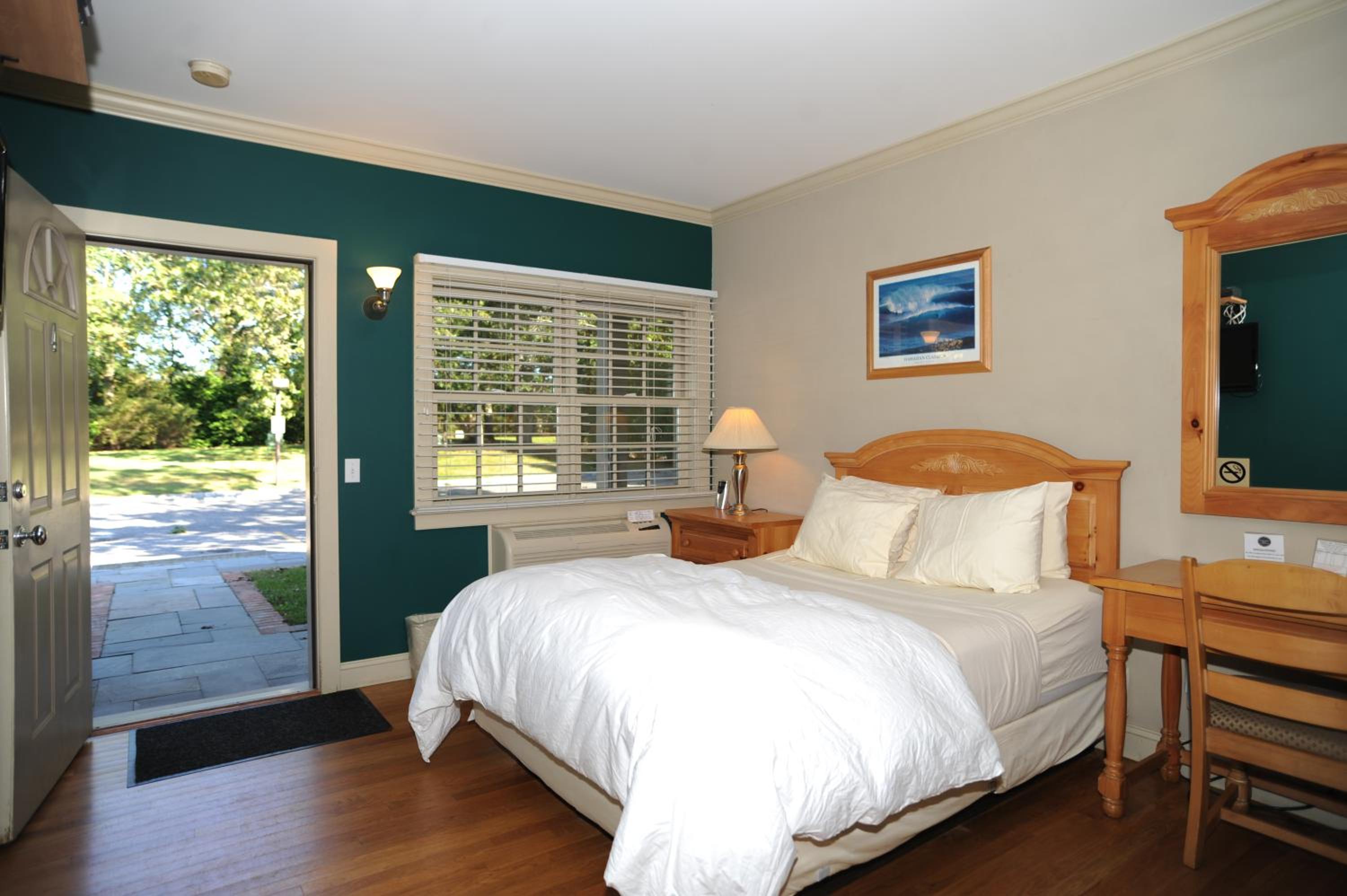 Standard Queen Room - Photo 6