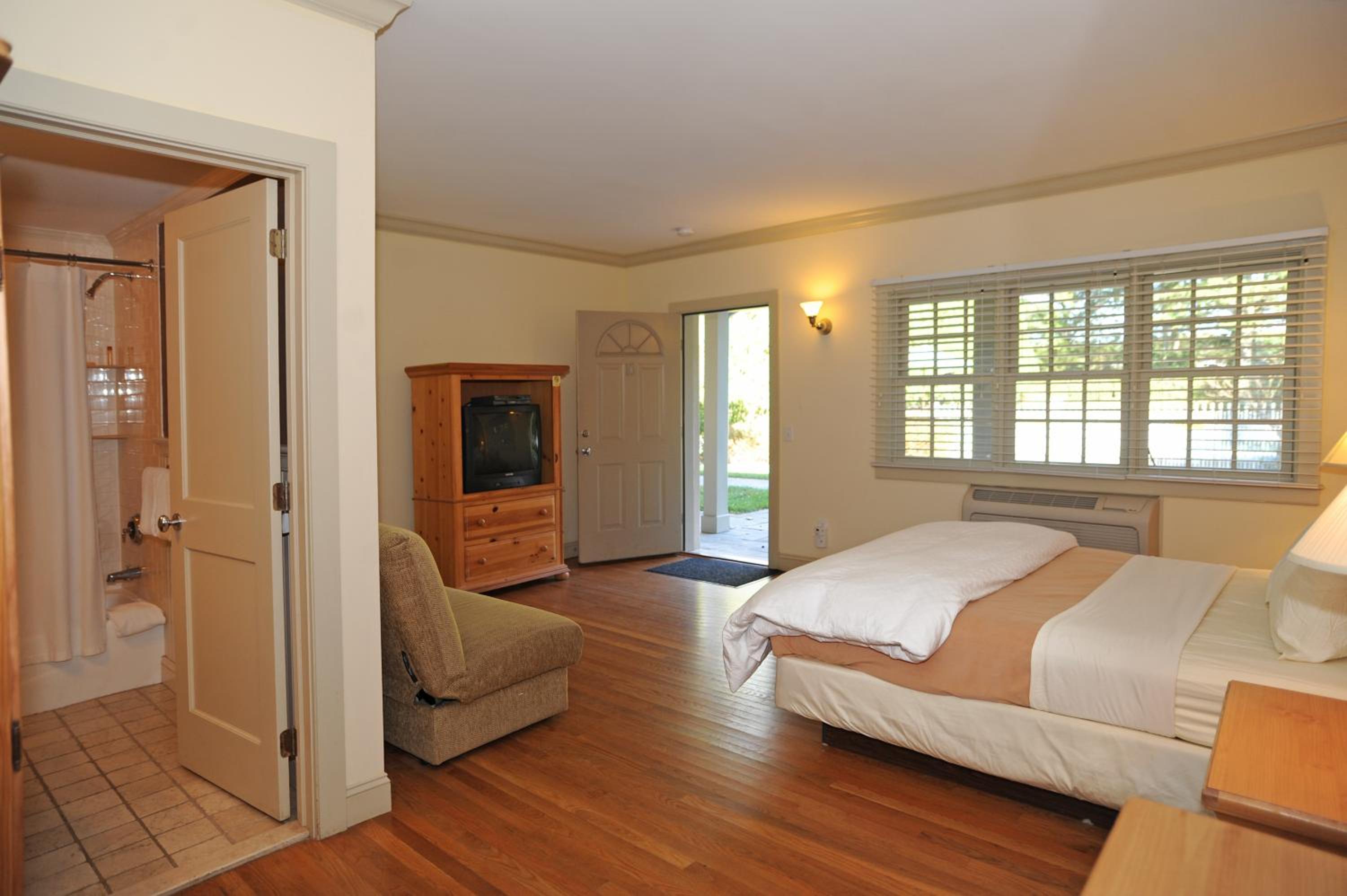 Deluxe Queen Room - Photo 8