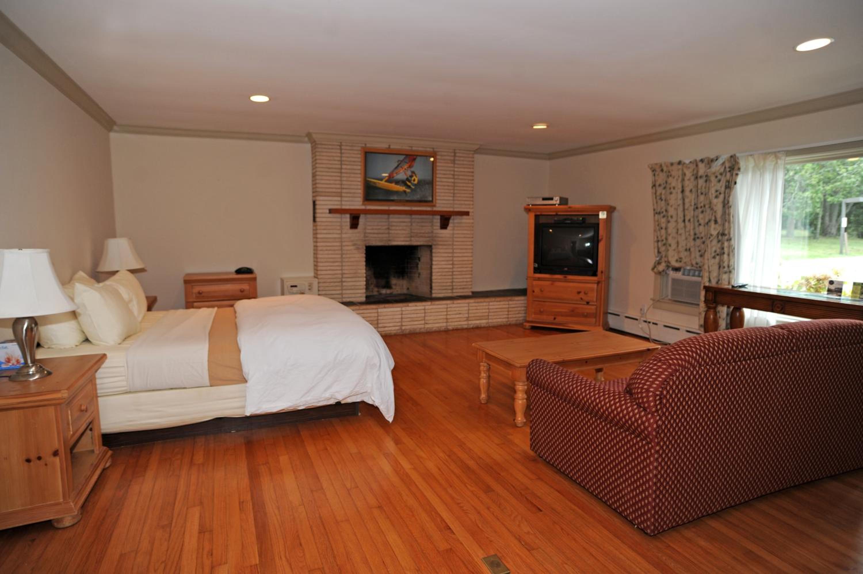 Queen Suite with Two Queen Beds - Photo 8