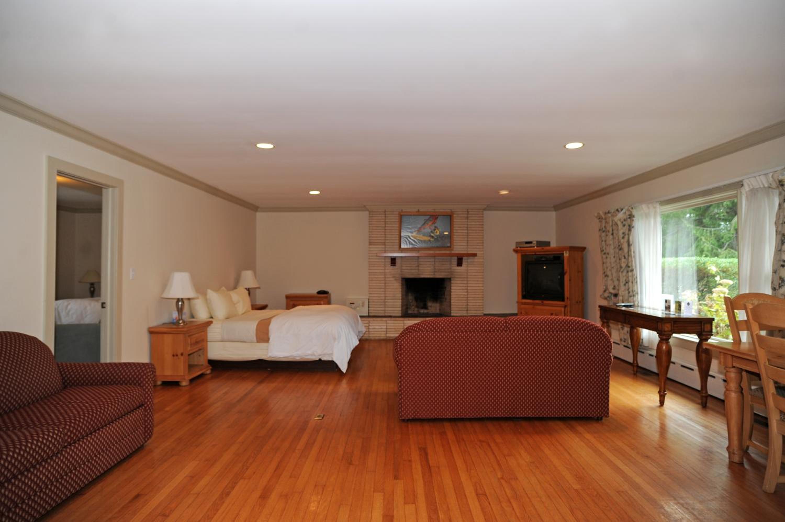 Queen Suite with Two Queen Beds - Photo 3