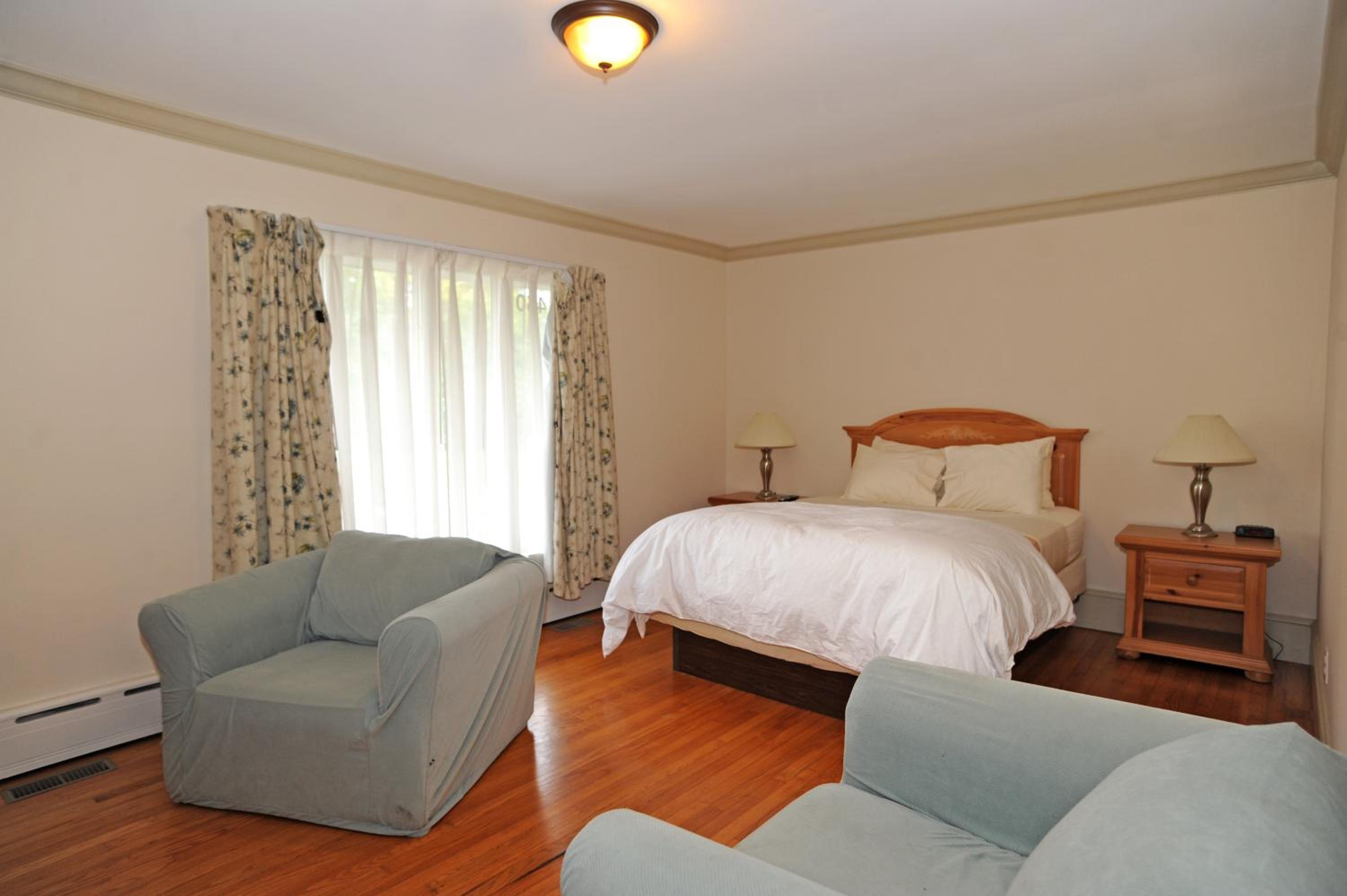 Queen Suite with Two Queen Beds - Photo 4