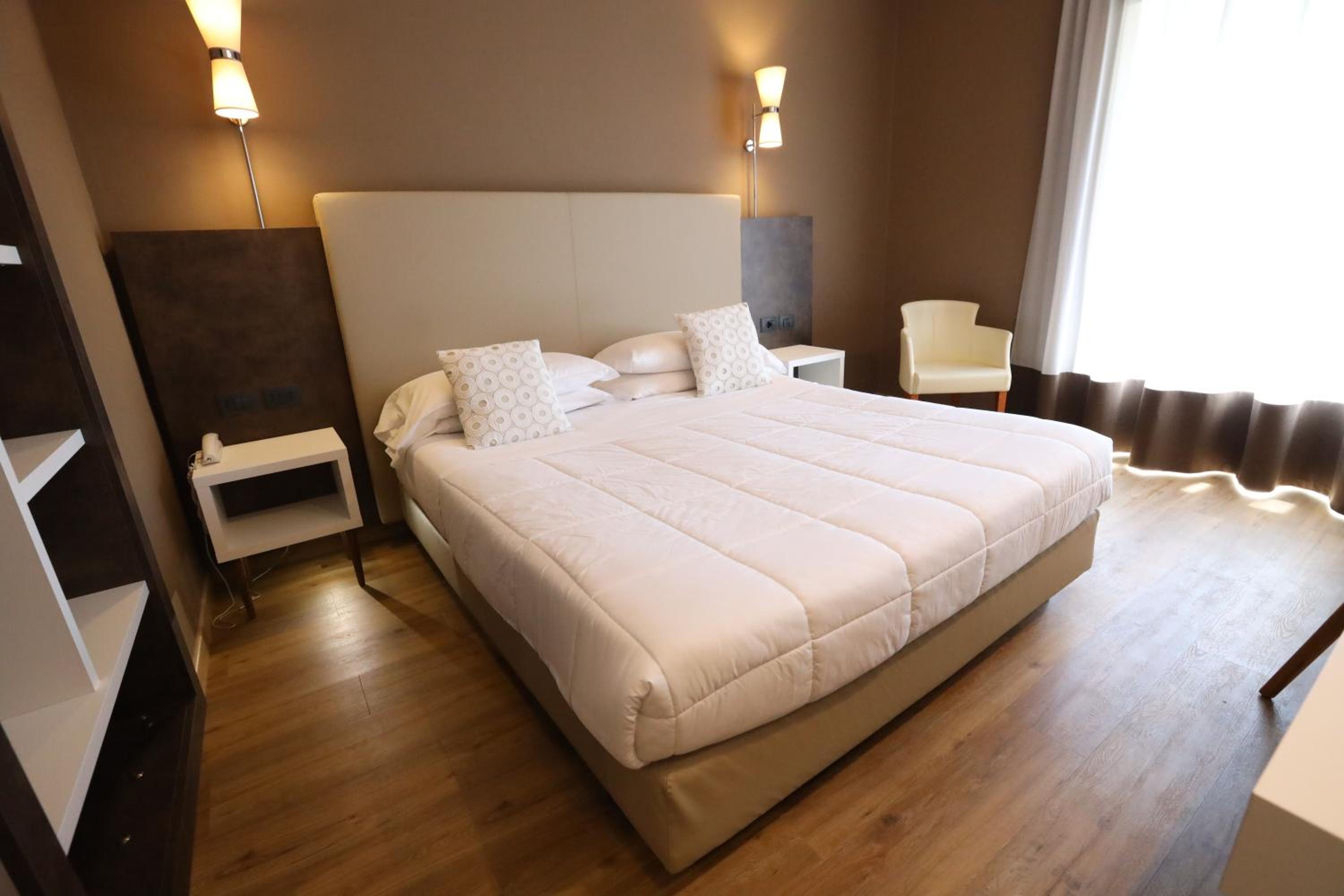 Superior Double or Twin Room - Photo 11