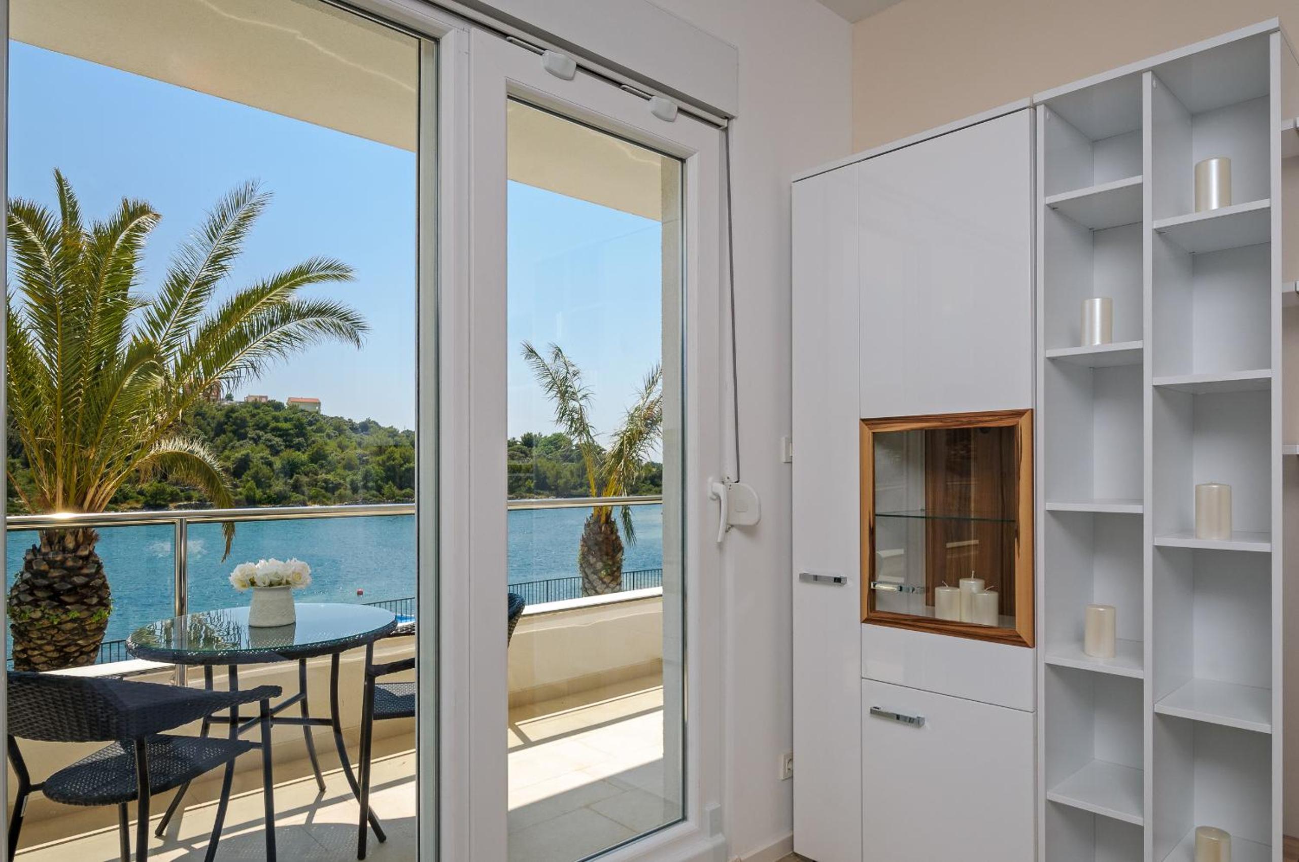 One-Bedroom Apartment with Balcony and Sea View photo 2